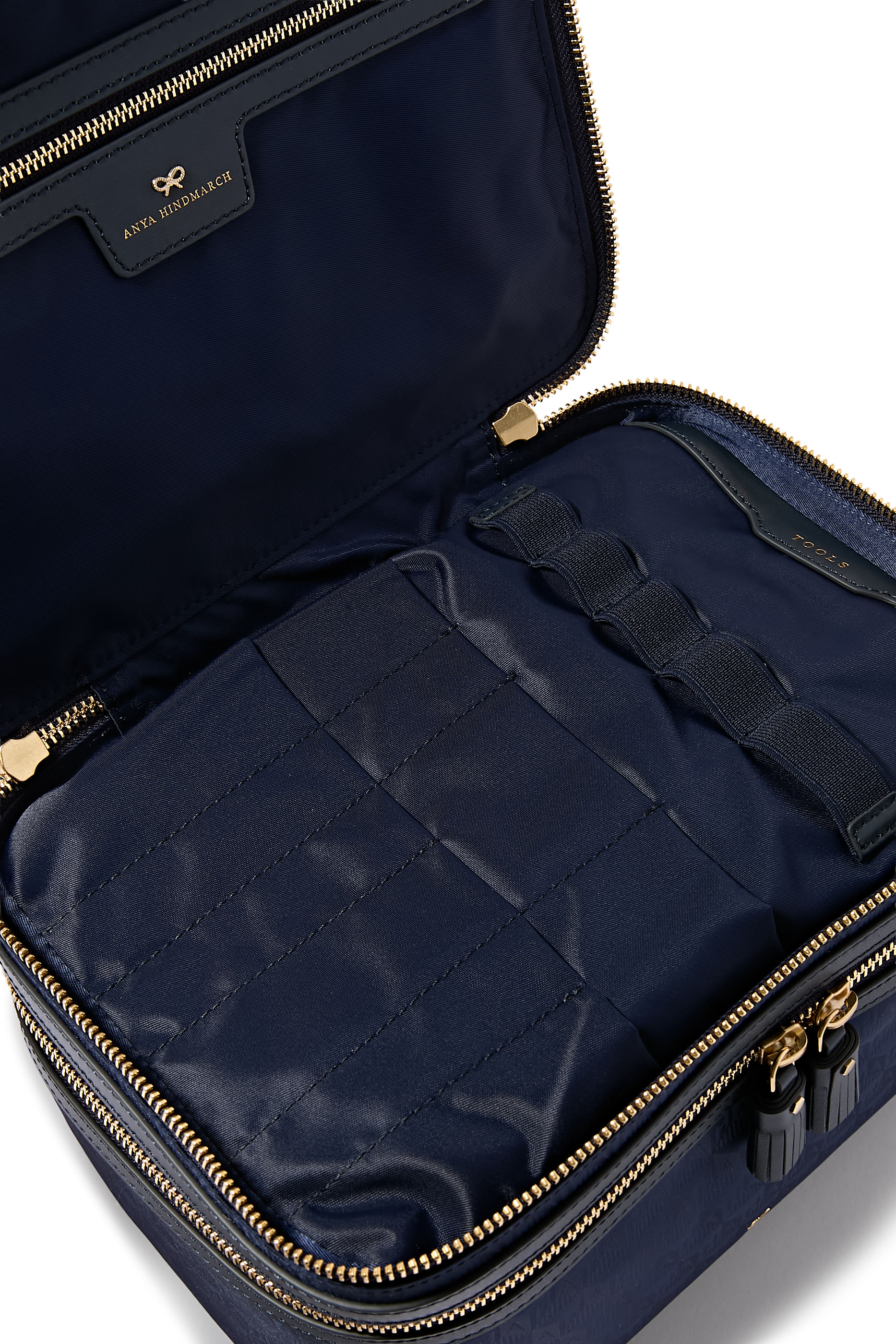 حقيبة مكياج بشعار الماركة