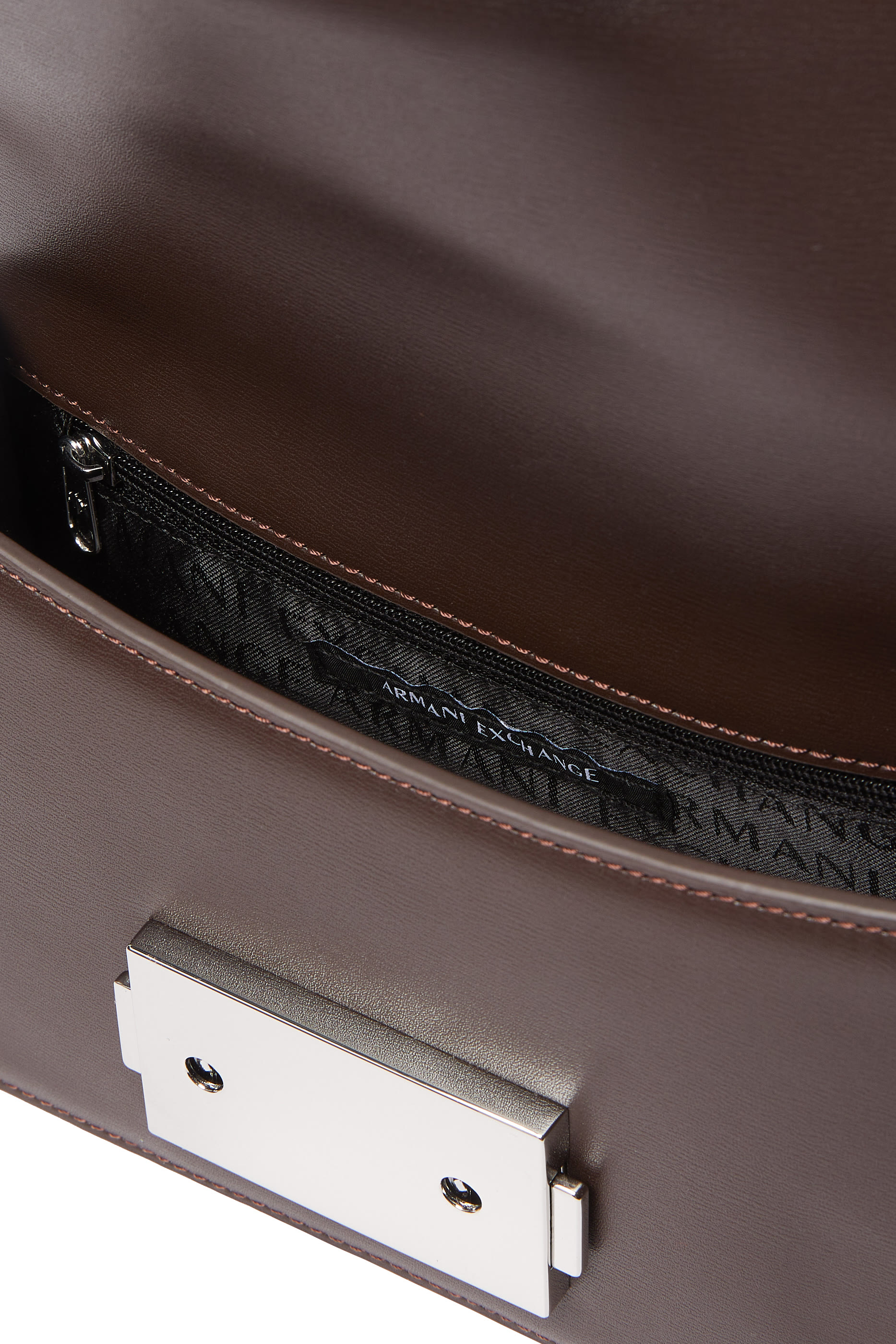 حقيبة كتف بحلية معدنية بشعار الماركة