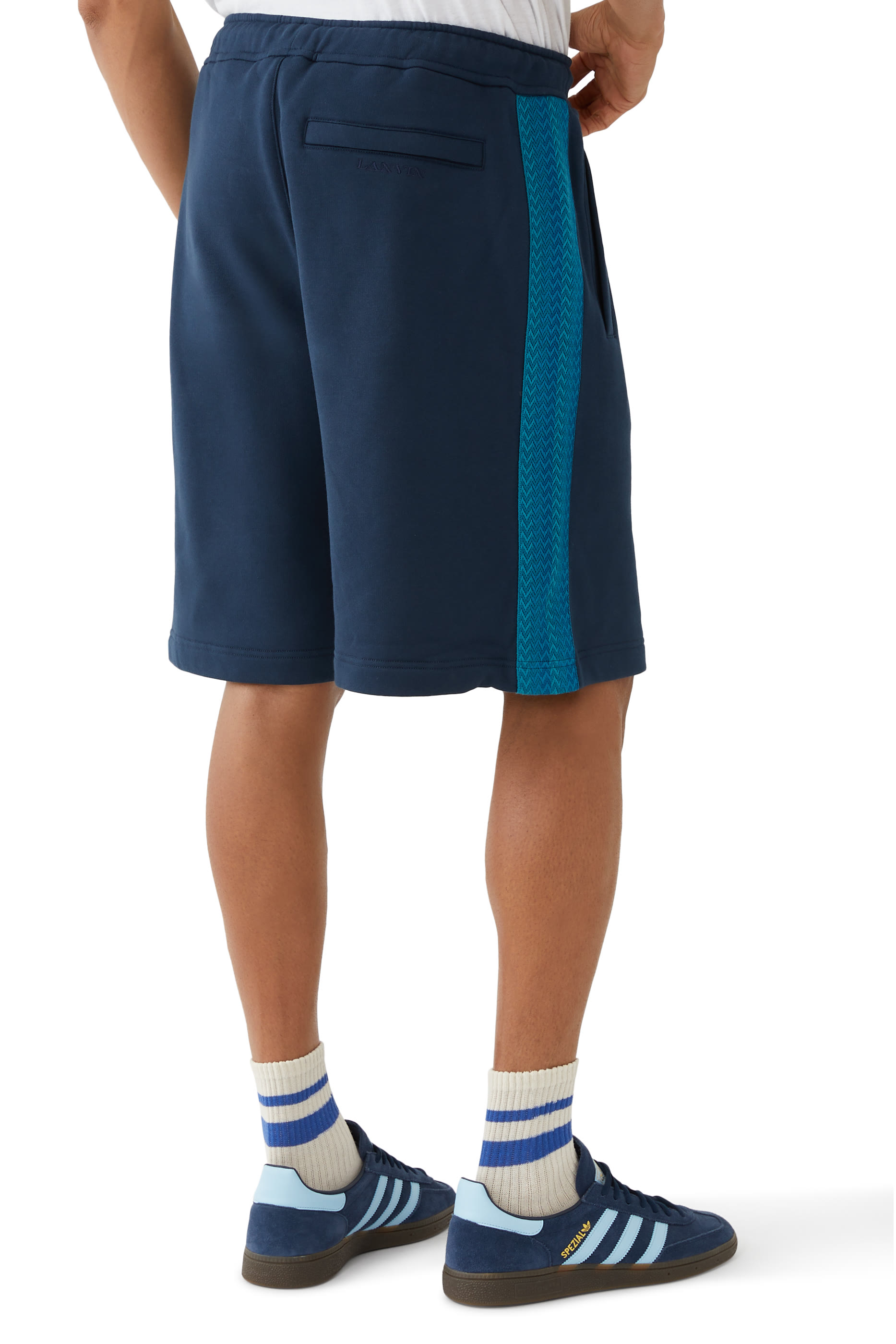 شورت بشعار الماركة على الجانب شورت بشعار الماركة على الجانب