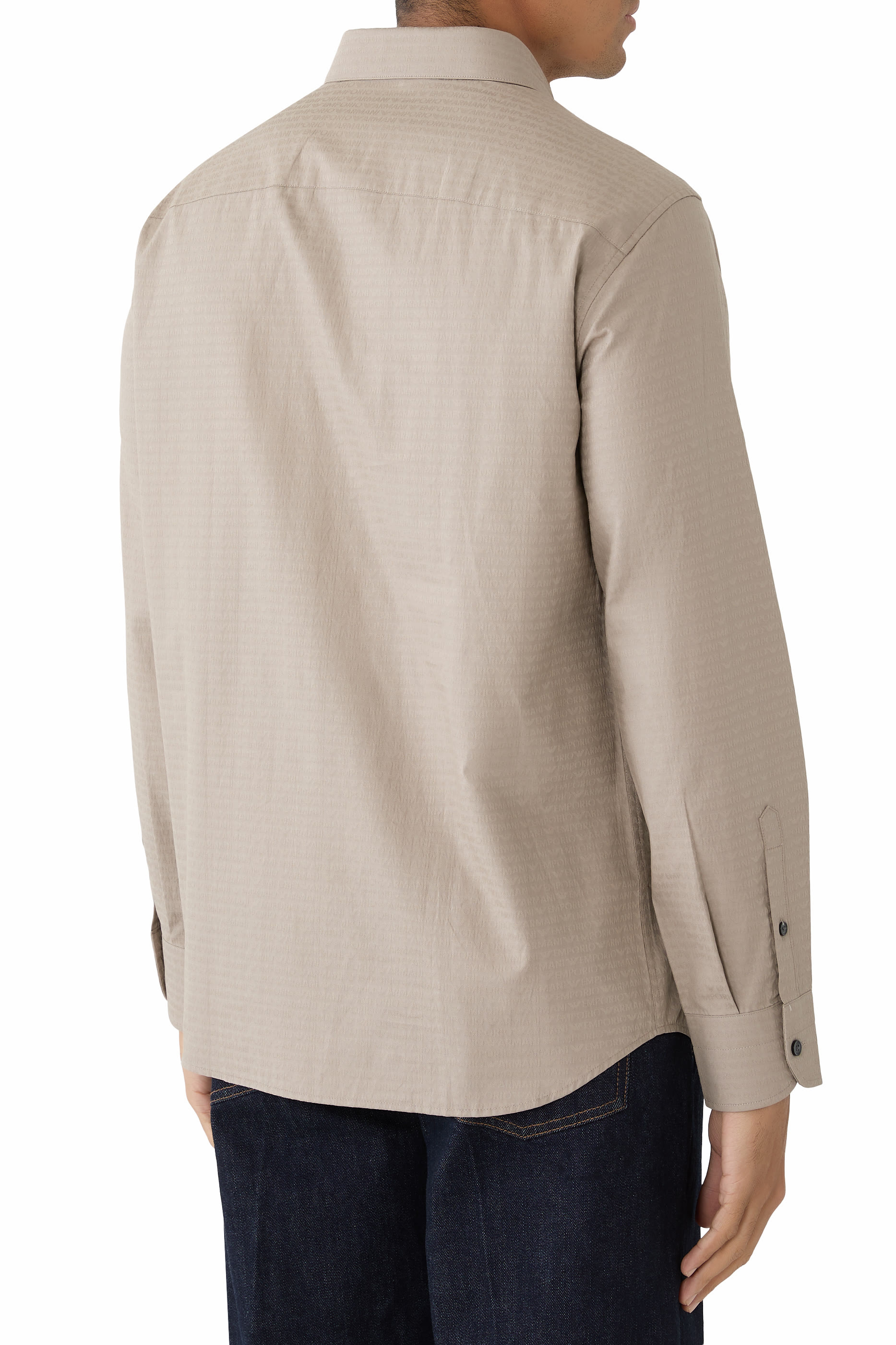 قميص بأكمام طويلة وشعار الماركة بحجم صغير