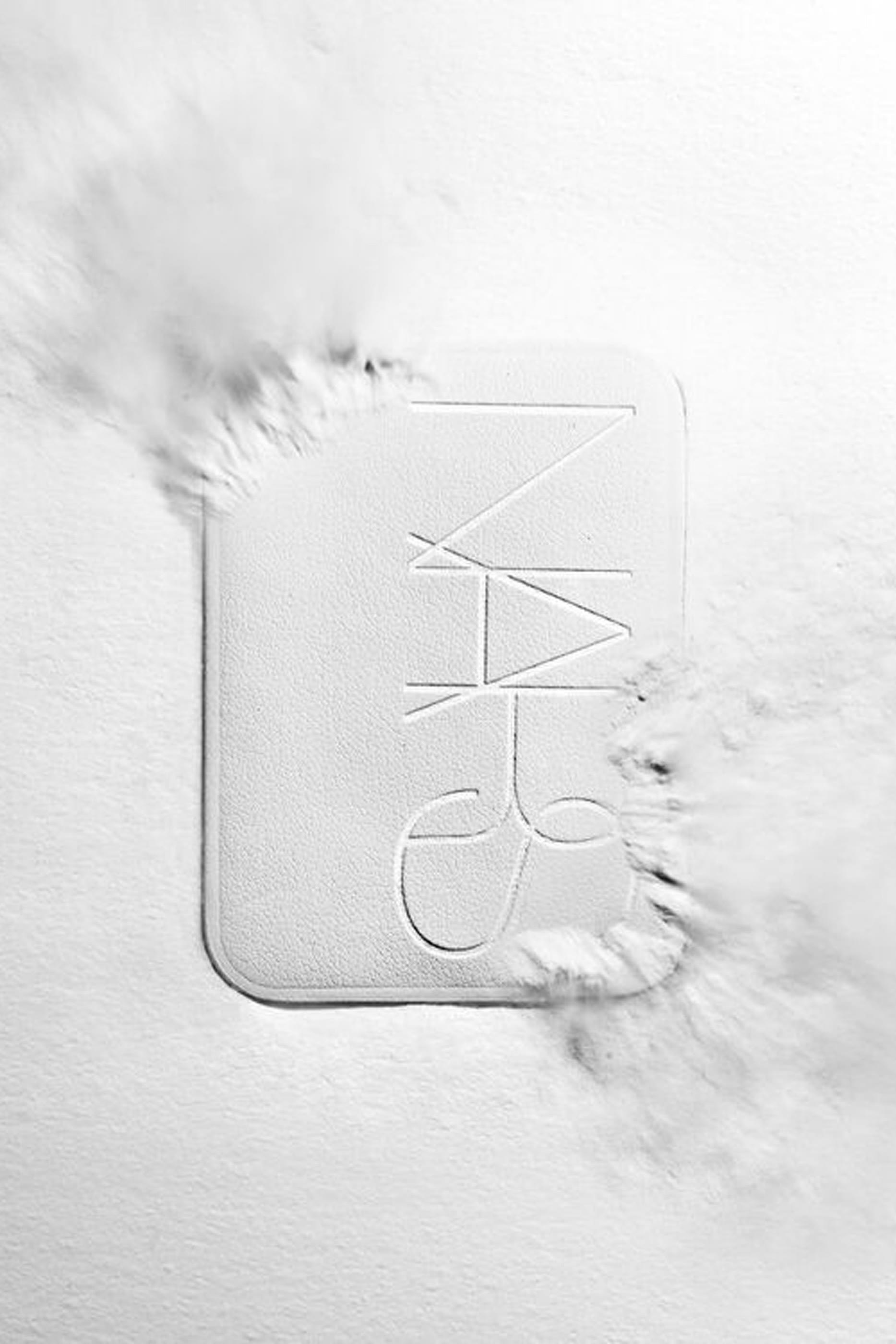 بودرة مضغوطة عاكسة للضوء