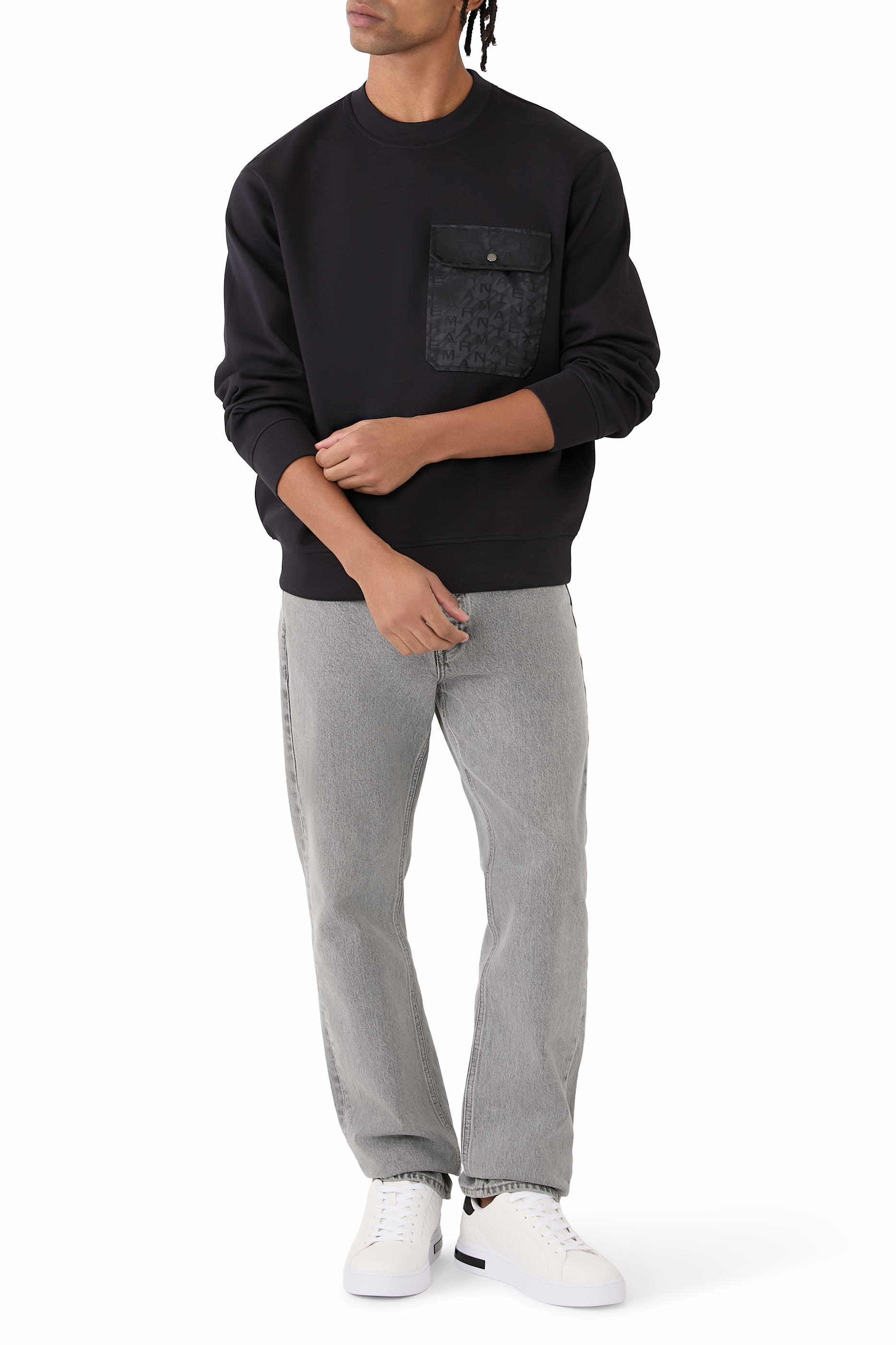 سويت شيرت بياقة ضيقة وجيب بشعار الماركة