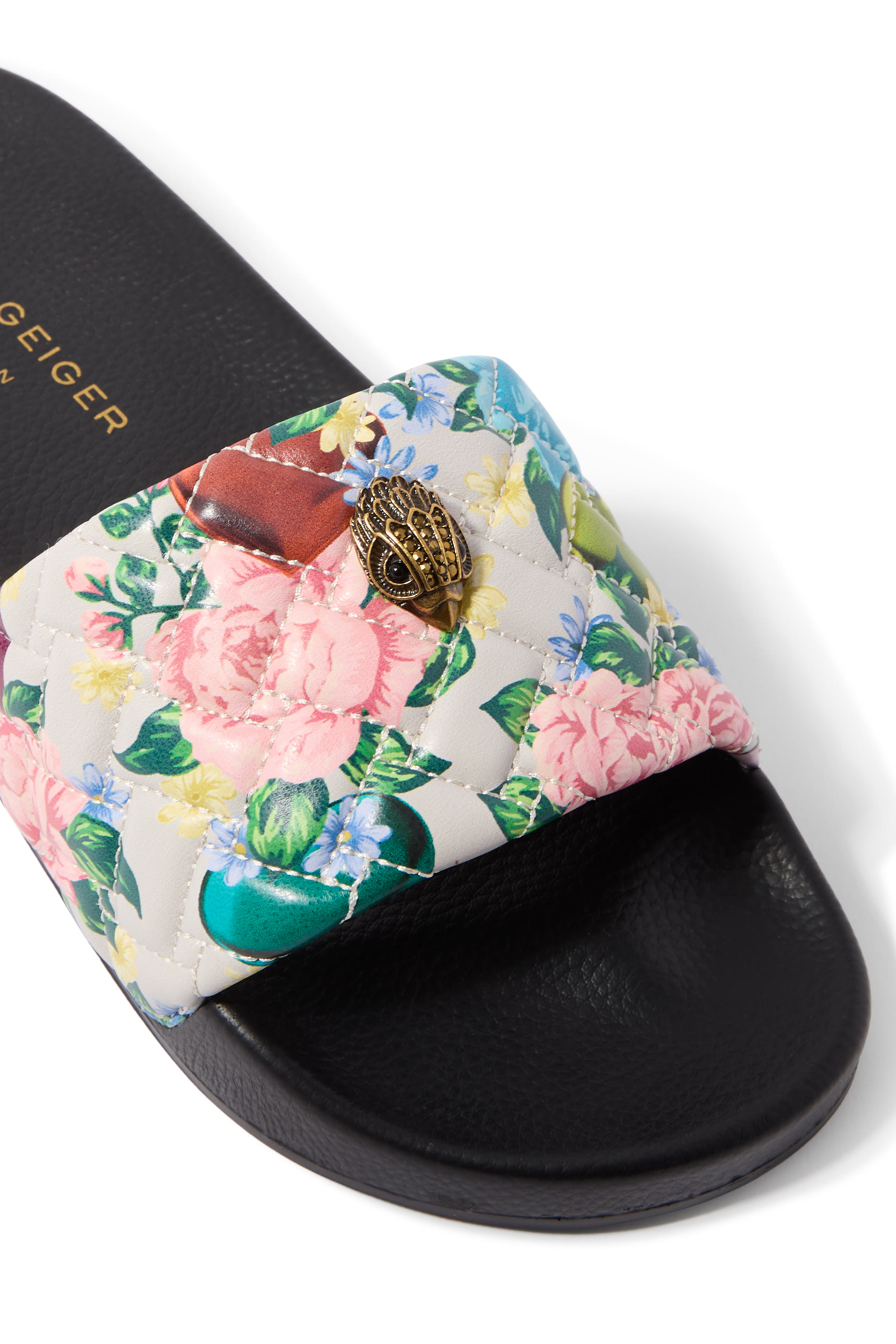 حذاء خفيف مينا مزين بشعار الماركة