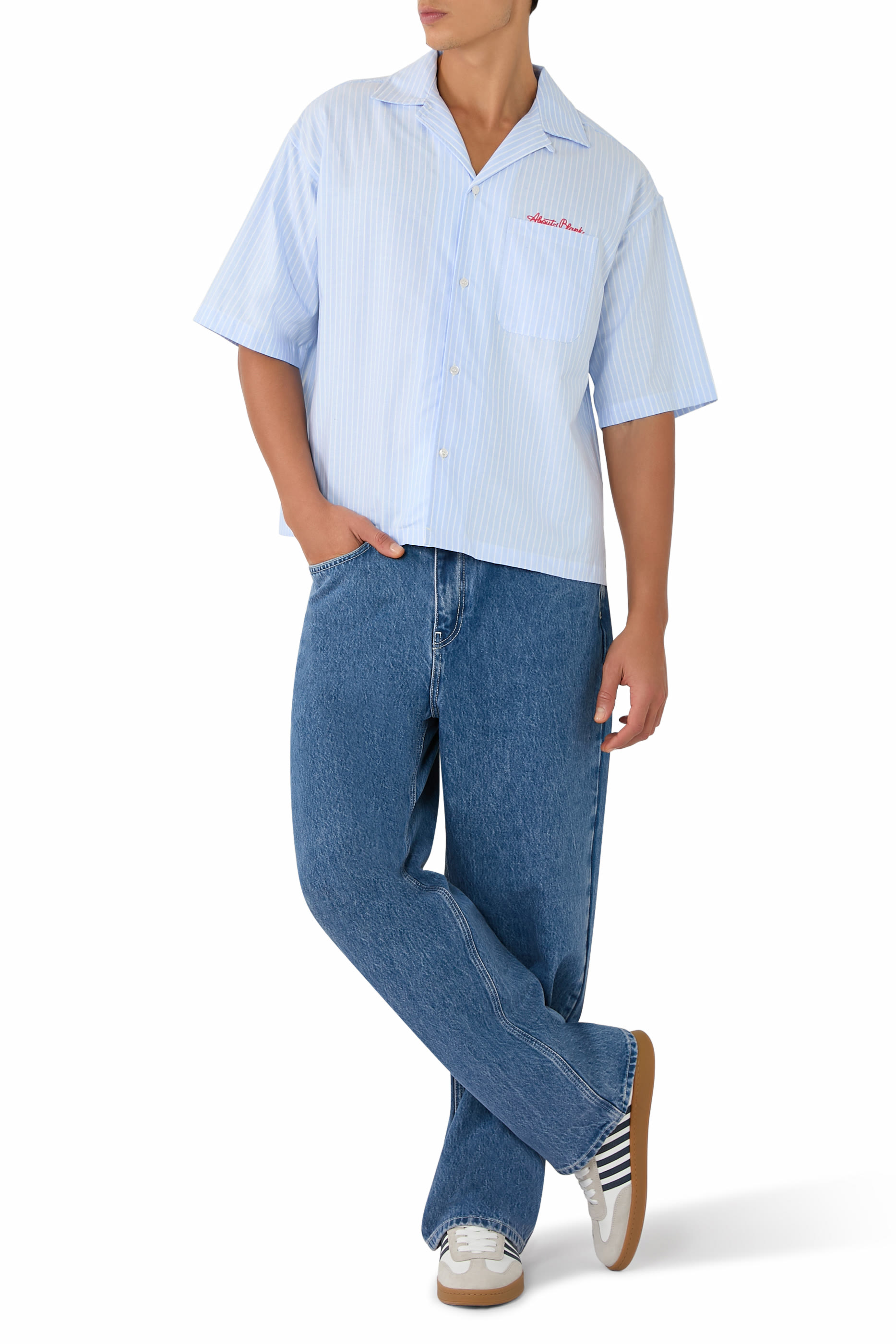 قميص بأكمام قصيرة مزين بشعار الماركة