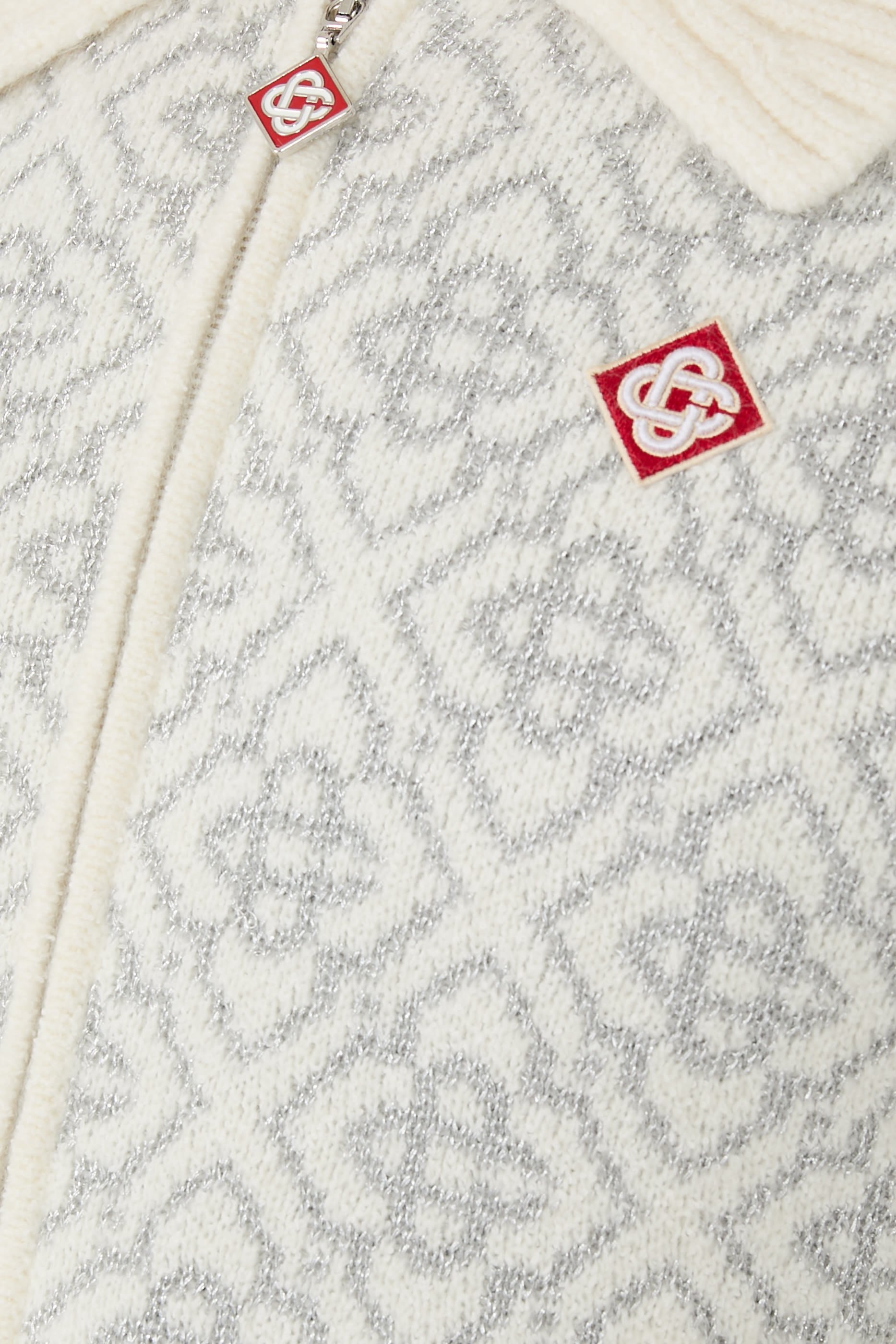 كنزة بسحاب ونقشة حرف شعار الماركة