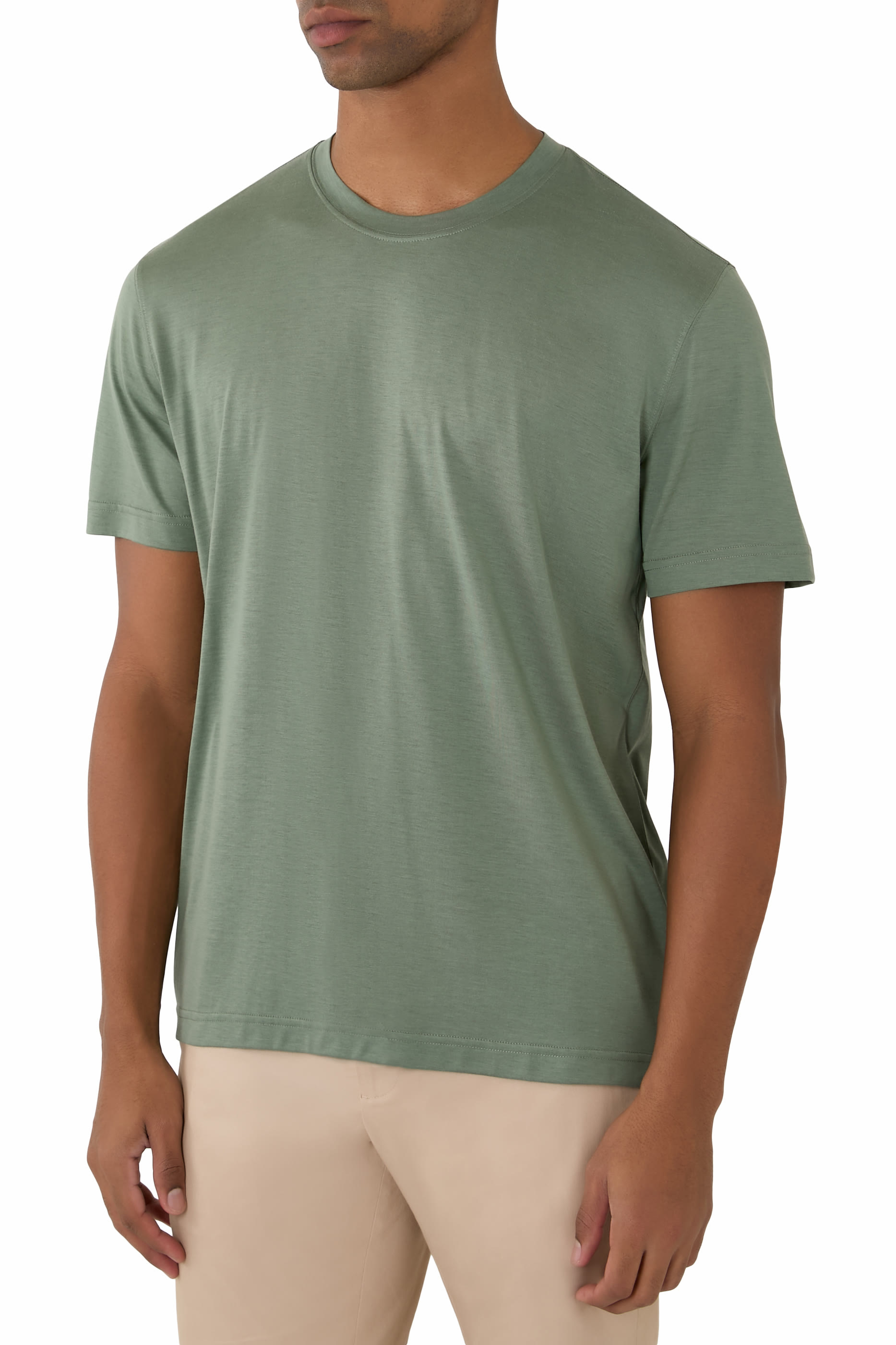 تيشيرت بياقة ضيقة