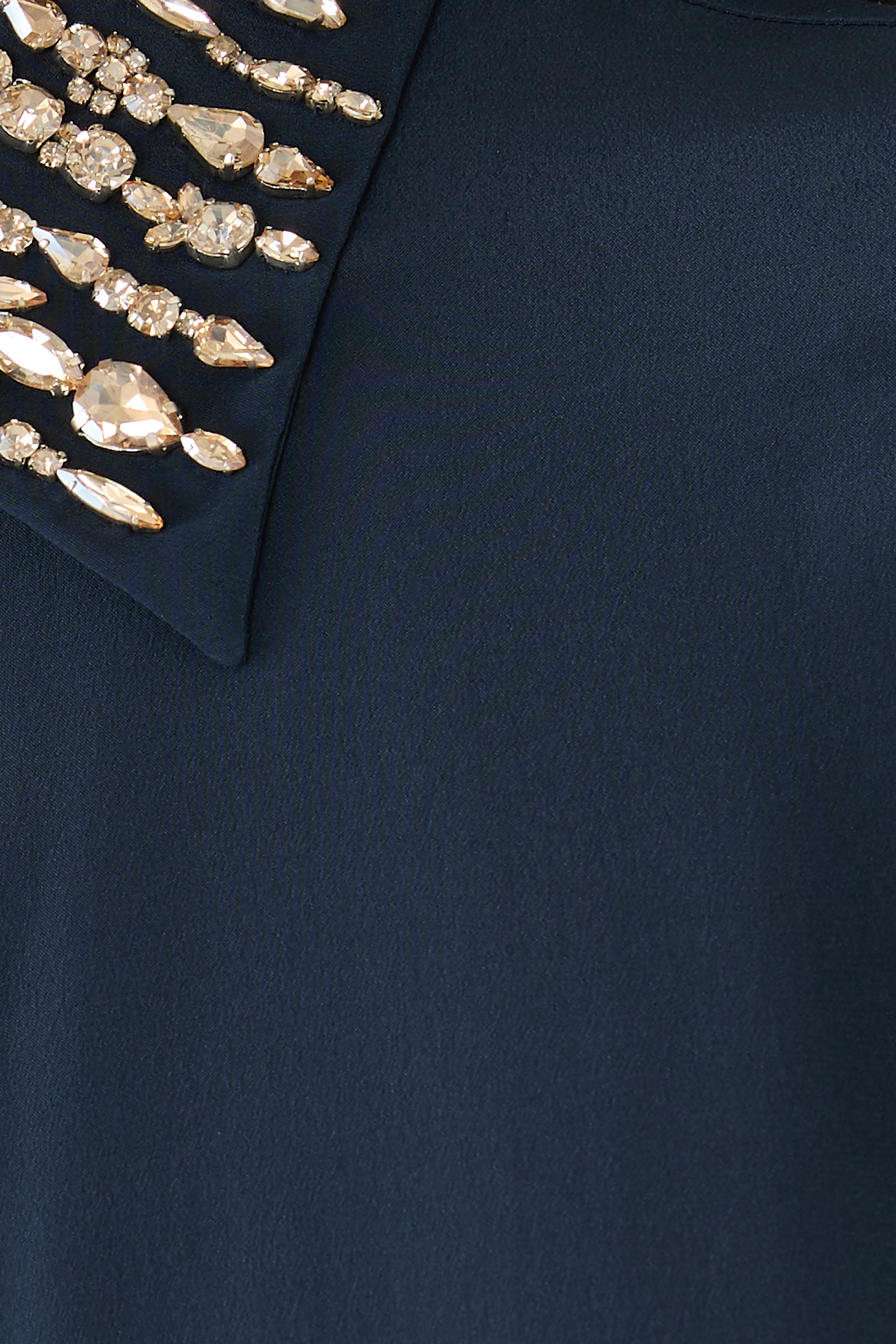 قميص بقصة فضفاضة