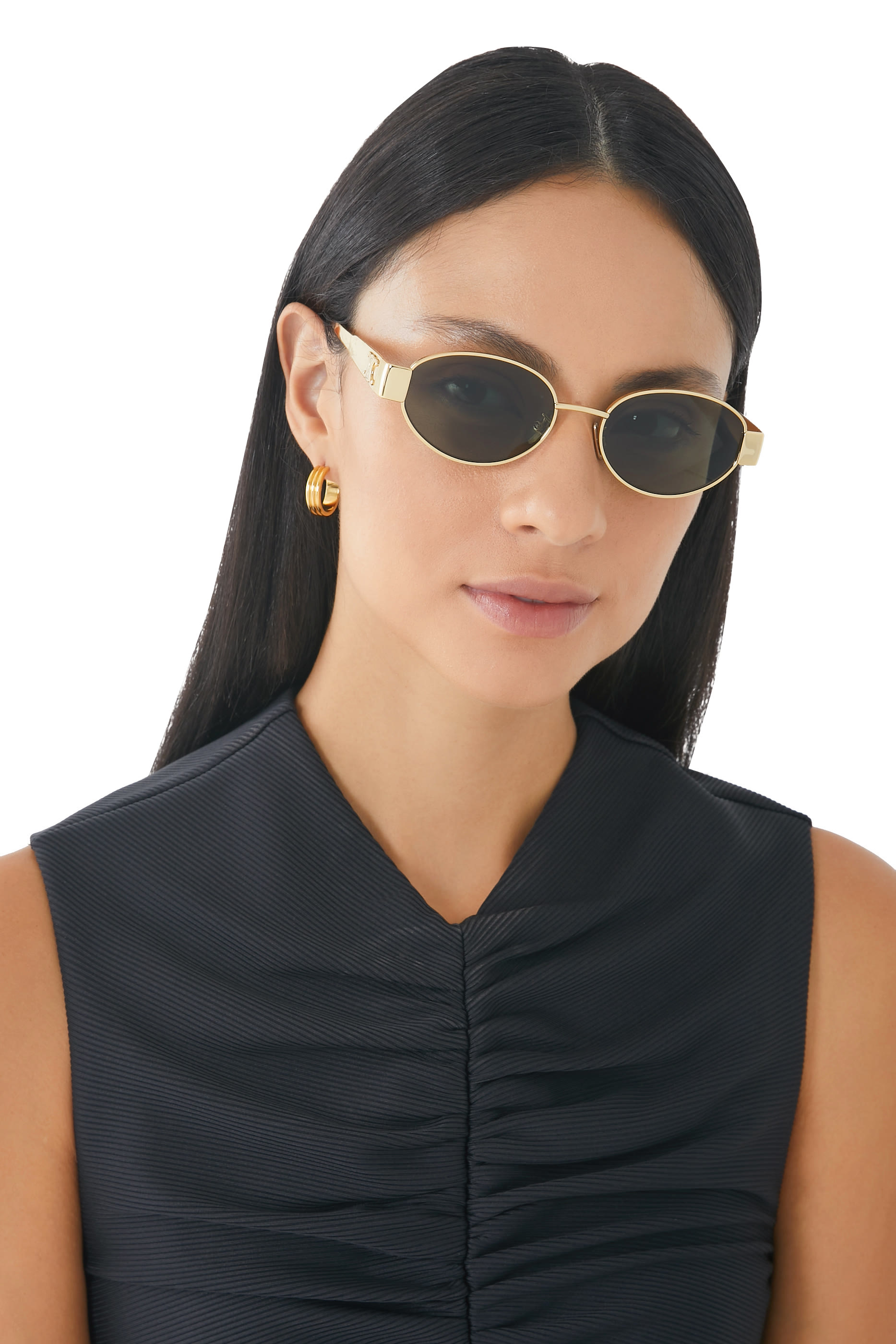 نظارة شمسية بإطار بيضاوي وشعار الماركة