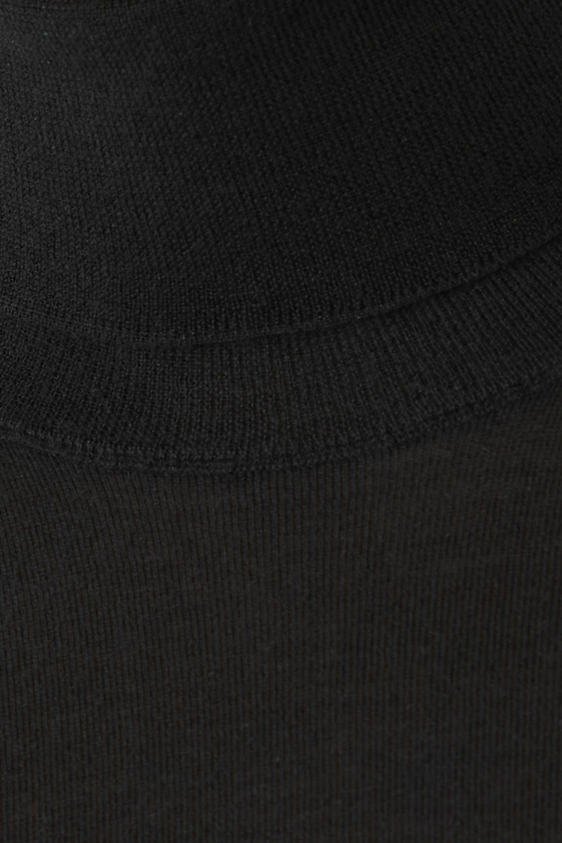 كنزة بياقة عالية وقصة ضيقة كشمير وحرير