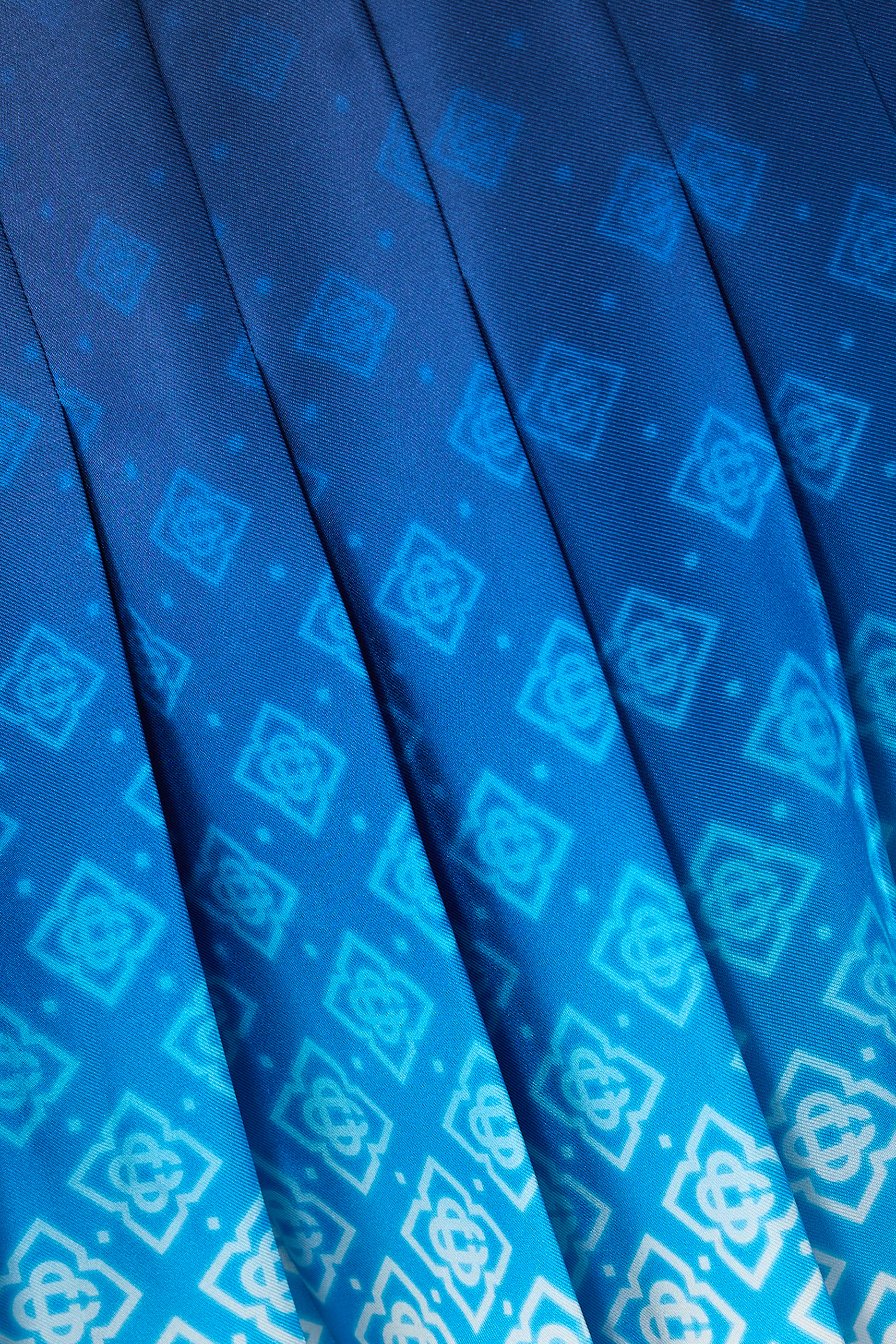 تنورة قصيرة بنقشة حرف شعار الماركة وطيات