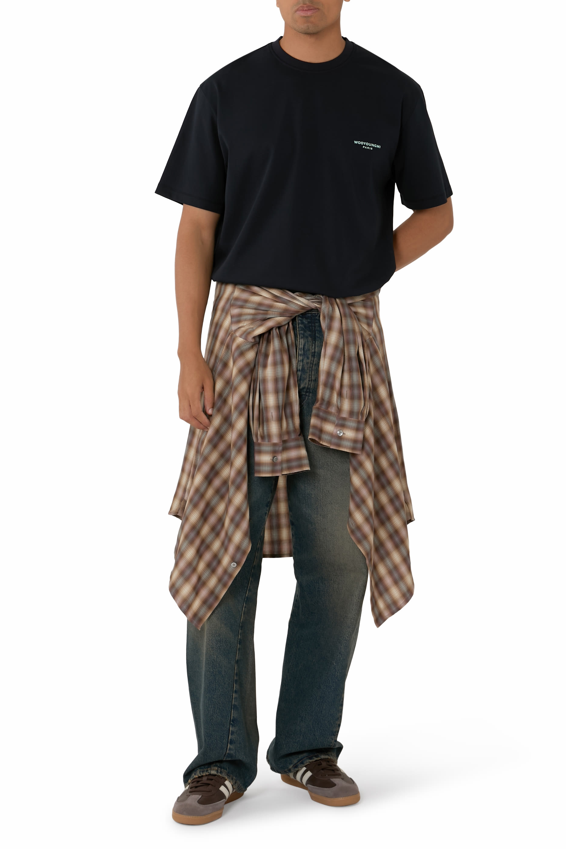 تيشيرت بظهر مطرز بشعار الماركة