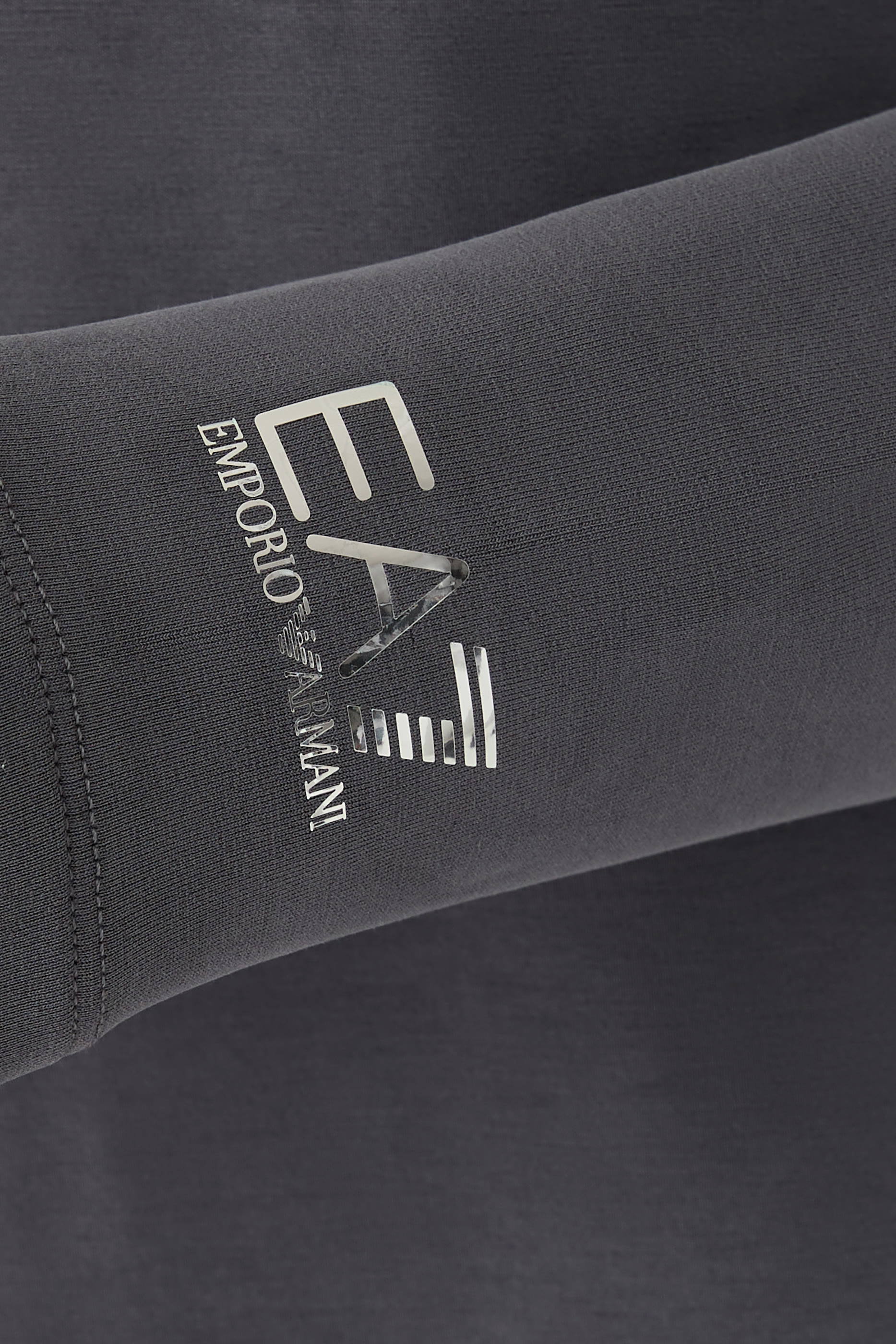 فستان سكاتر بأكمام طويلة وشعار الماركة