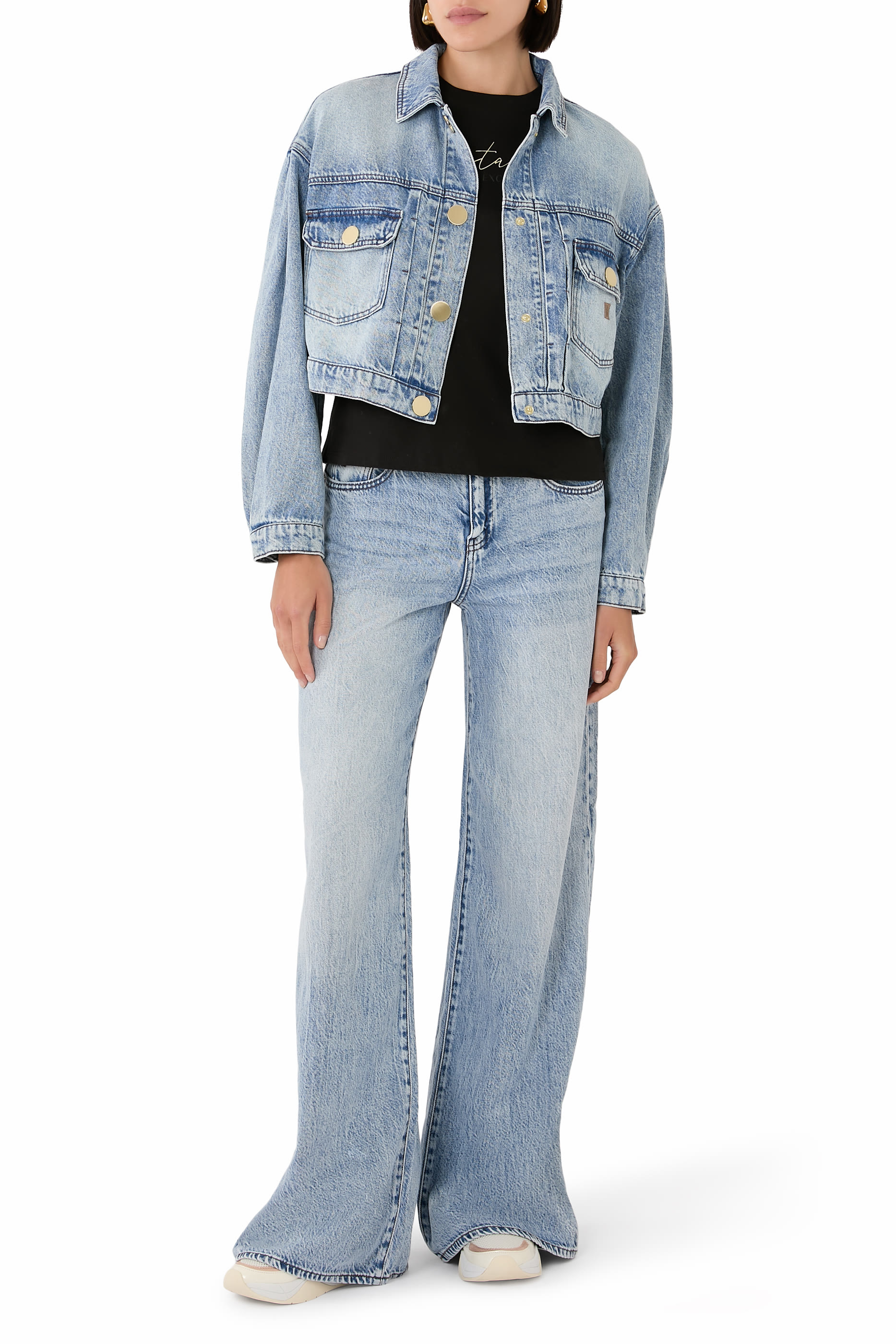 تيشيرت سالين دو جيرود بقصة مربعة ونقشة حروف شعار الماركة