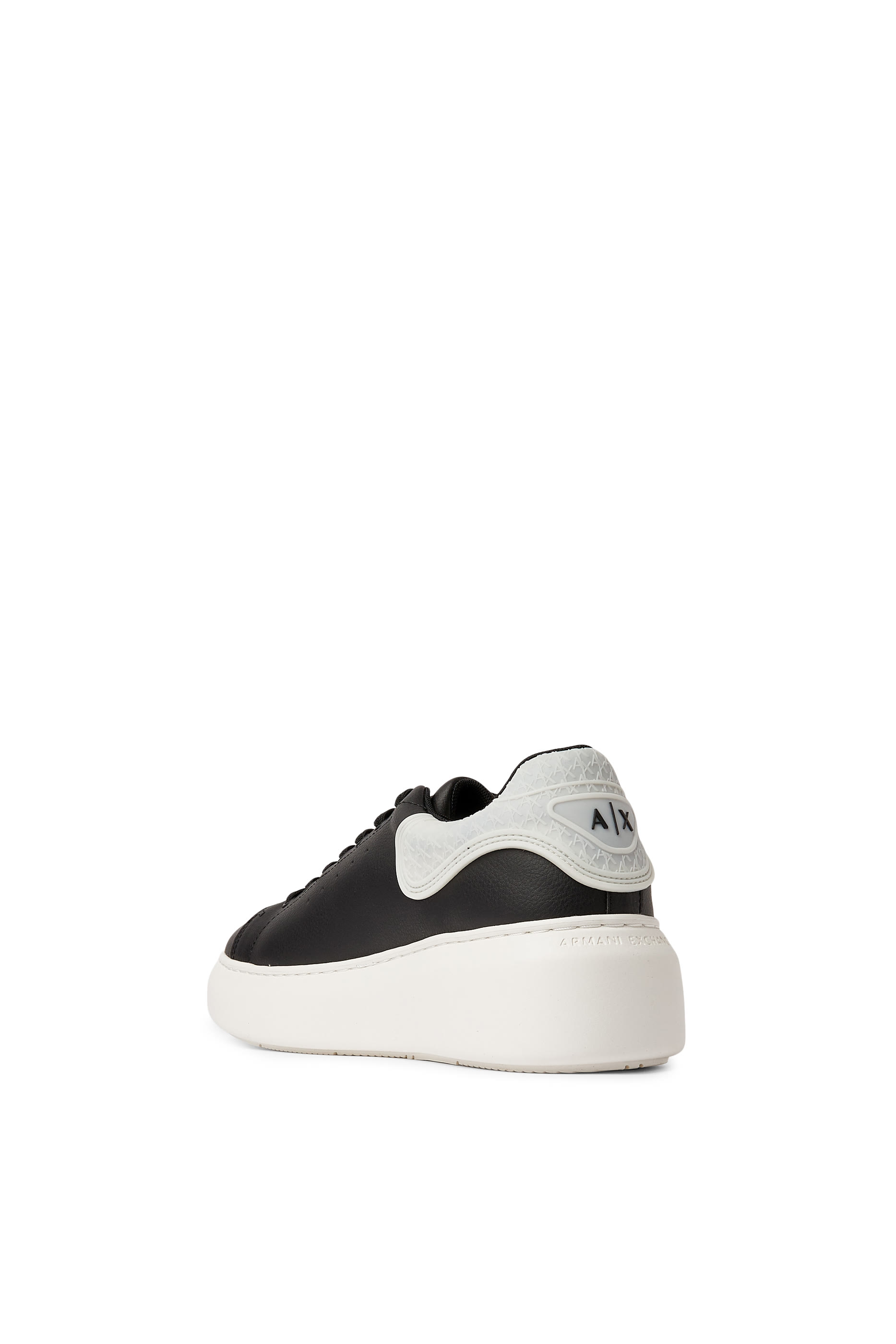 سنيكرز بشعار الماركة ونعل سميك