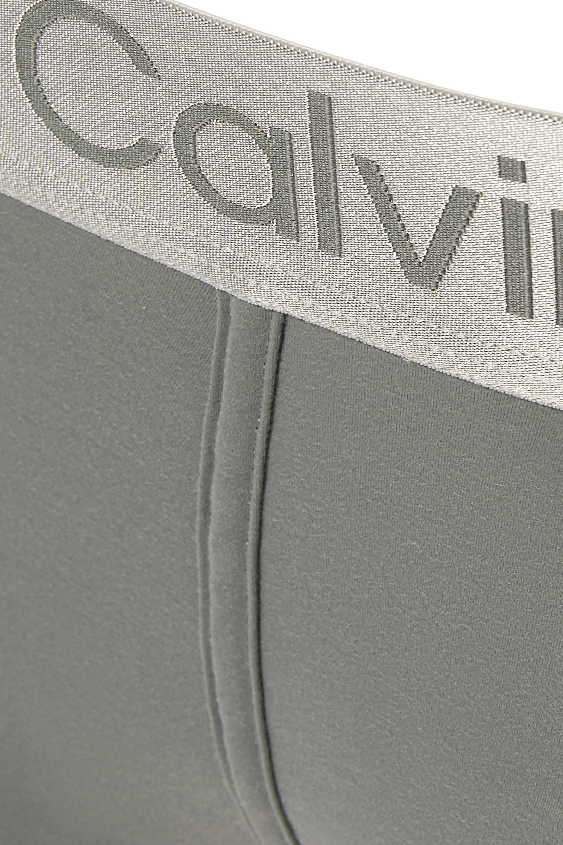 طقم بوكسر بخصر منخفض وشعار الماركة