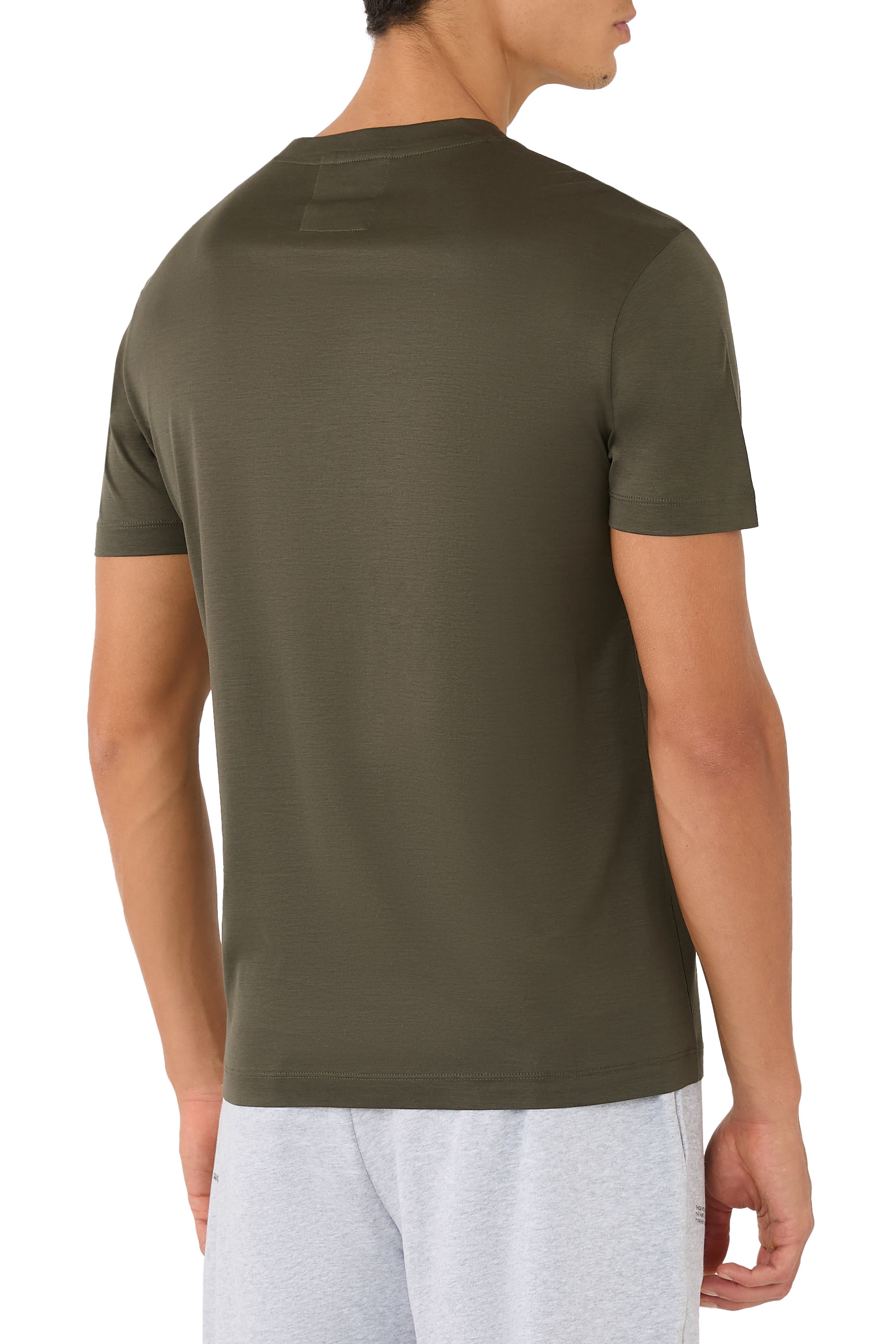 تيشيرت بشعار الماركة صغير من تشكيلة الأساسية