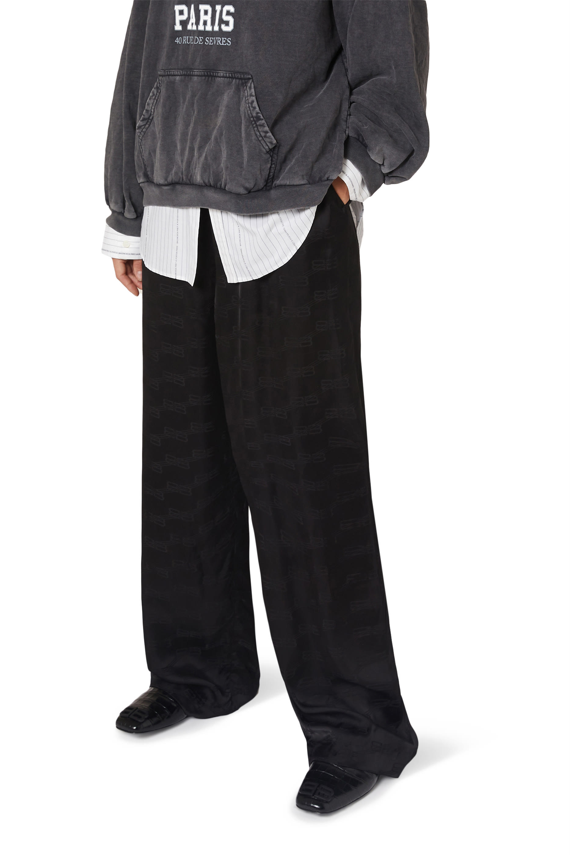 حذاء مريح مفتوح من الخلف بشعار حرفي الماركة