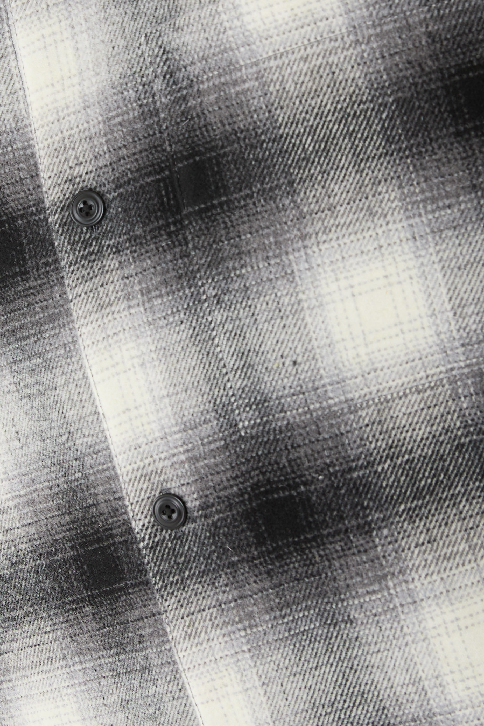 قميص ام كيه اي بقصة مربعة ونقشة مربعات صوف