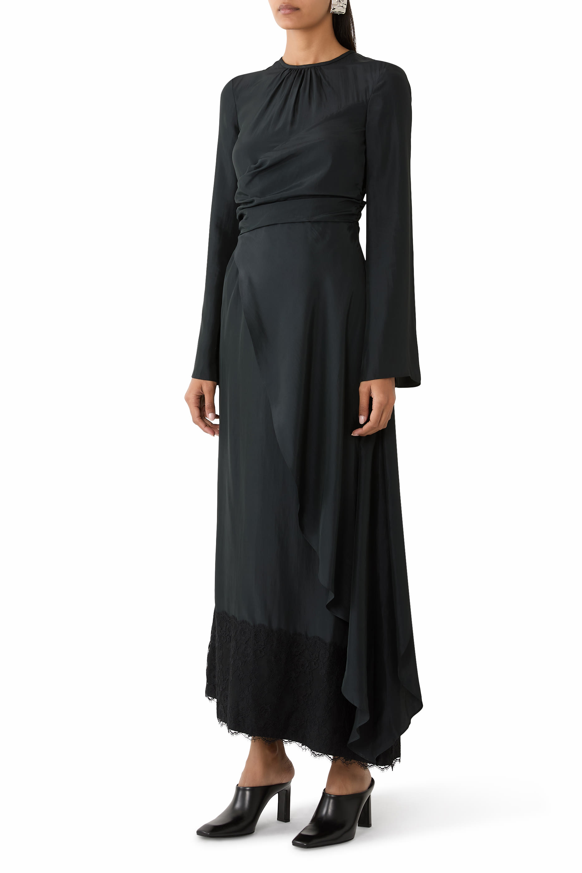 فستان هابوتاي طويل بأكمام طويلة ولمسة من الدانتيل