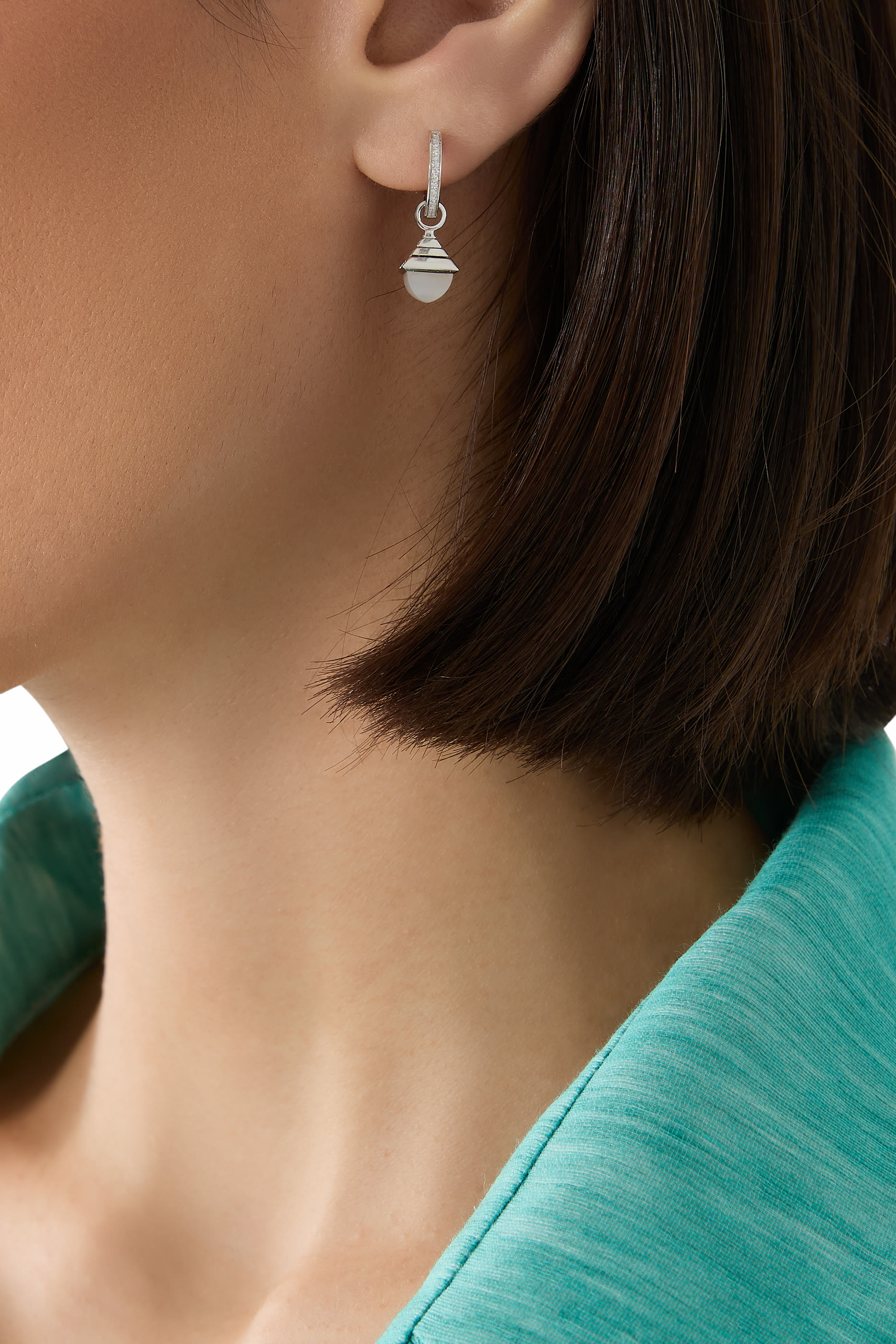 أقراط كليو ريف بحلية متدلية صغيرة مرصعة بالماس ذهب عيار 18