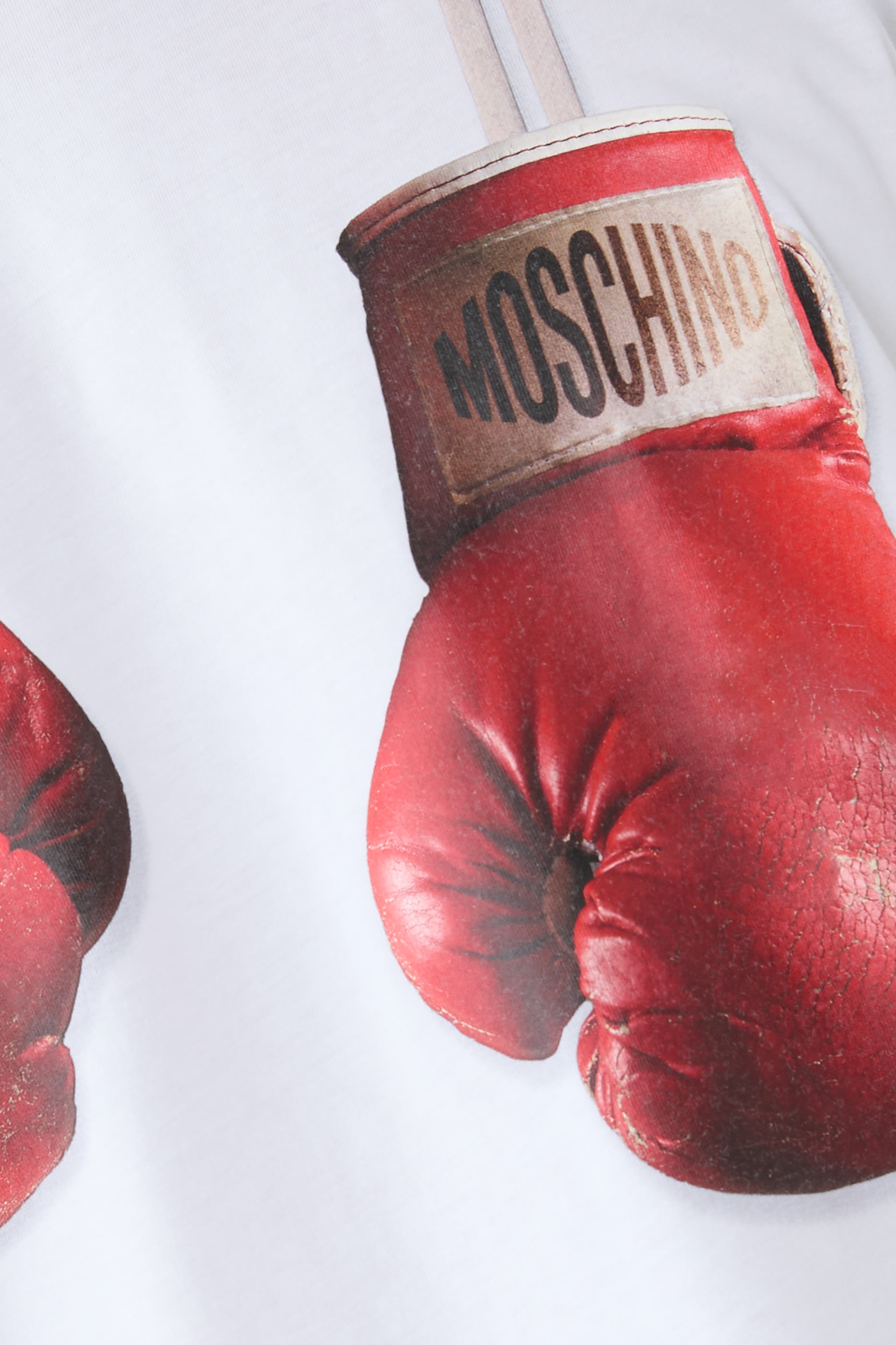 تيشيرت بطبعة قفارات ملاكمة