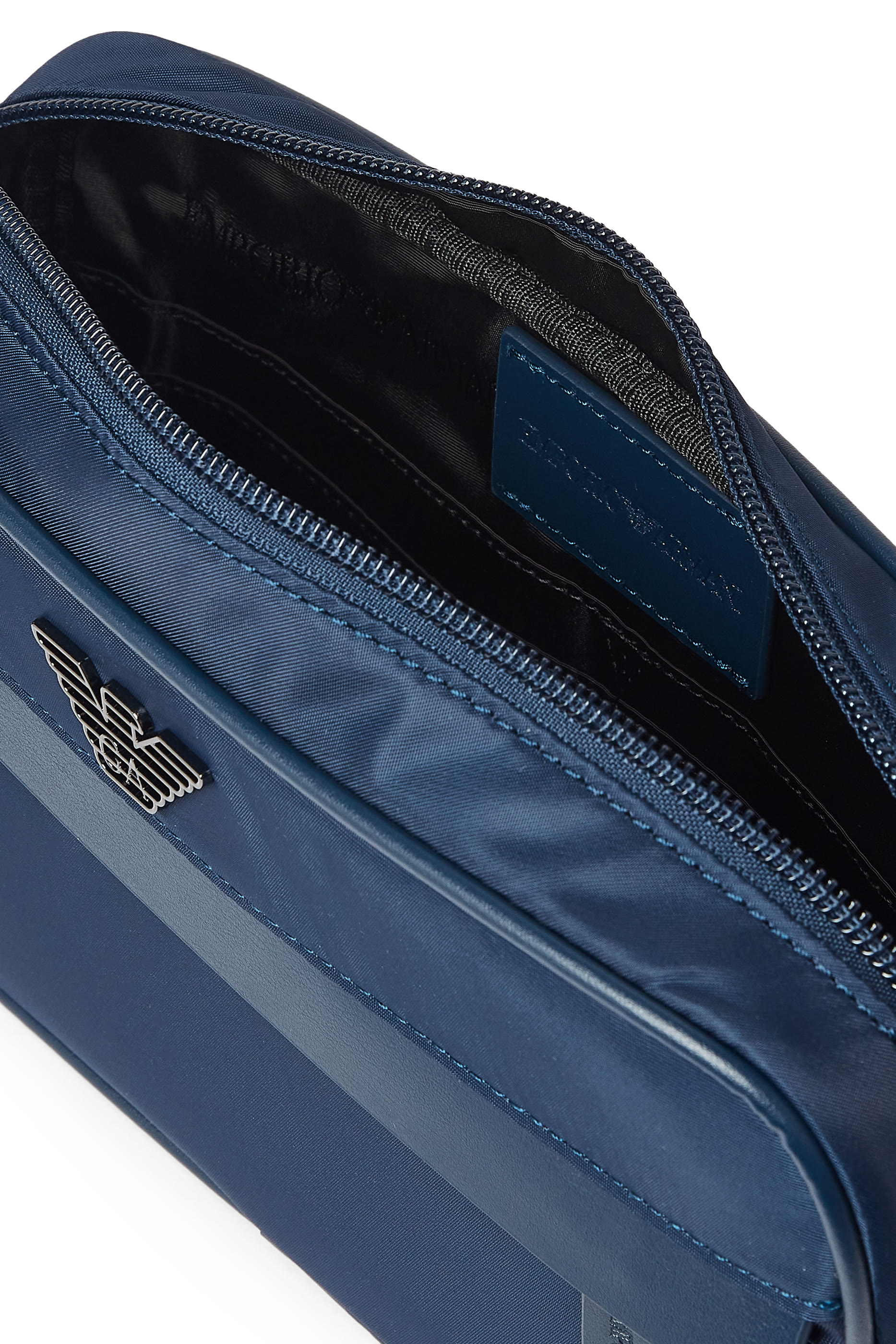 حقيبة مستحضرات العناية الشخصية بحلية معدنية بشعار الماركة