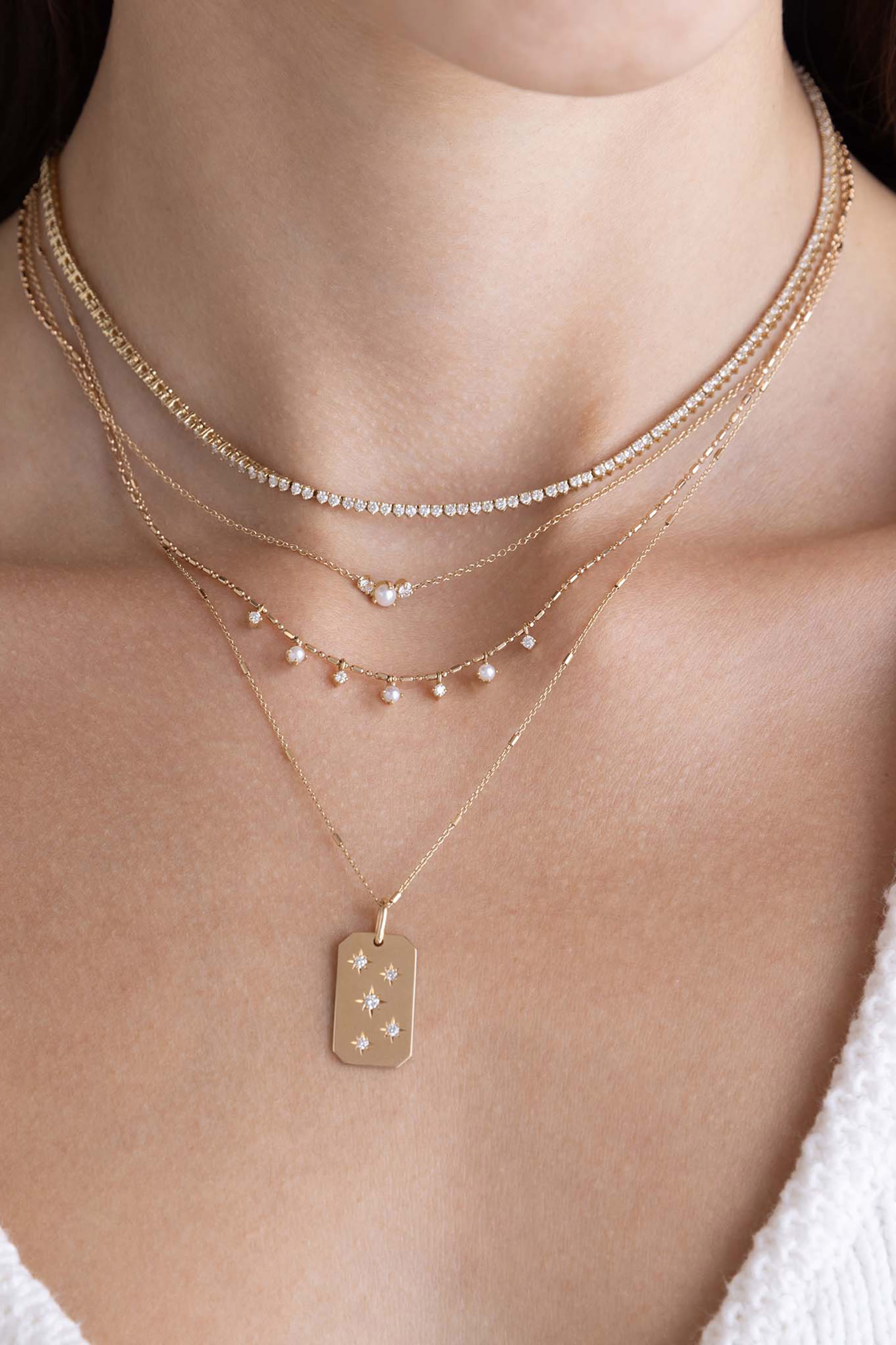 قلادة سلسلة بحلقات بيضاوية مرصعة بسبعة لآلئ متدلية وماس، ذهب أصفر عيار 14