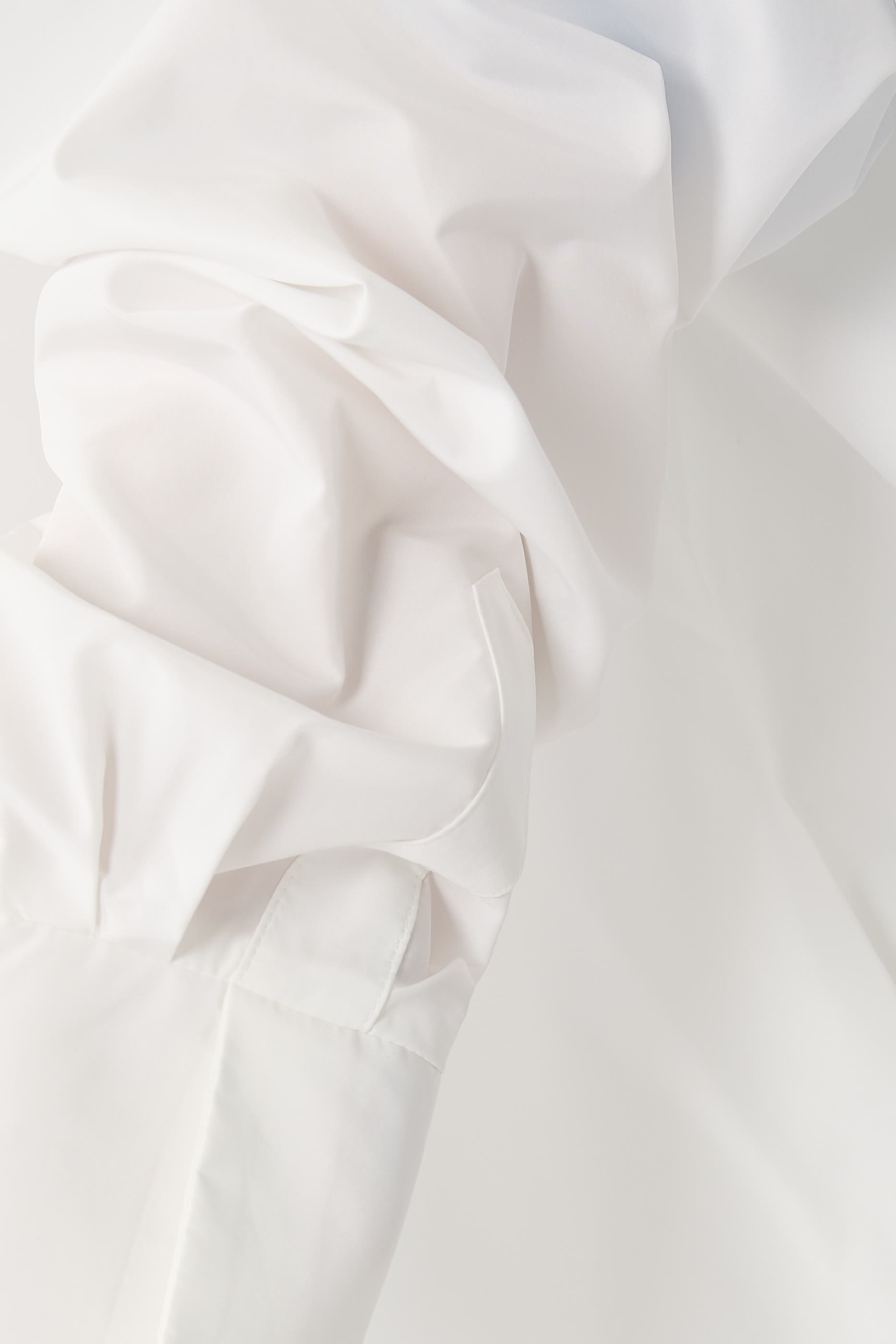 فستان بنمط قميص بقصة فضفاضة وياقة مفتوحة