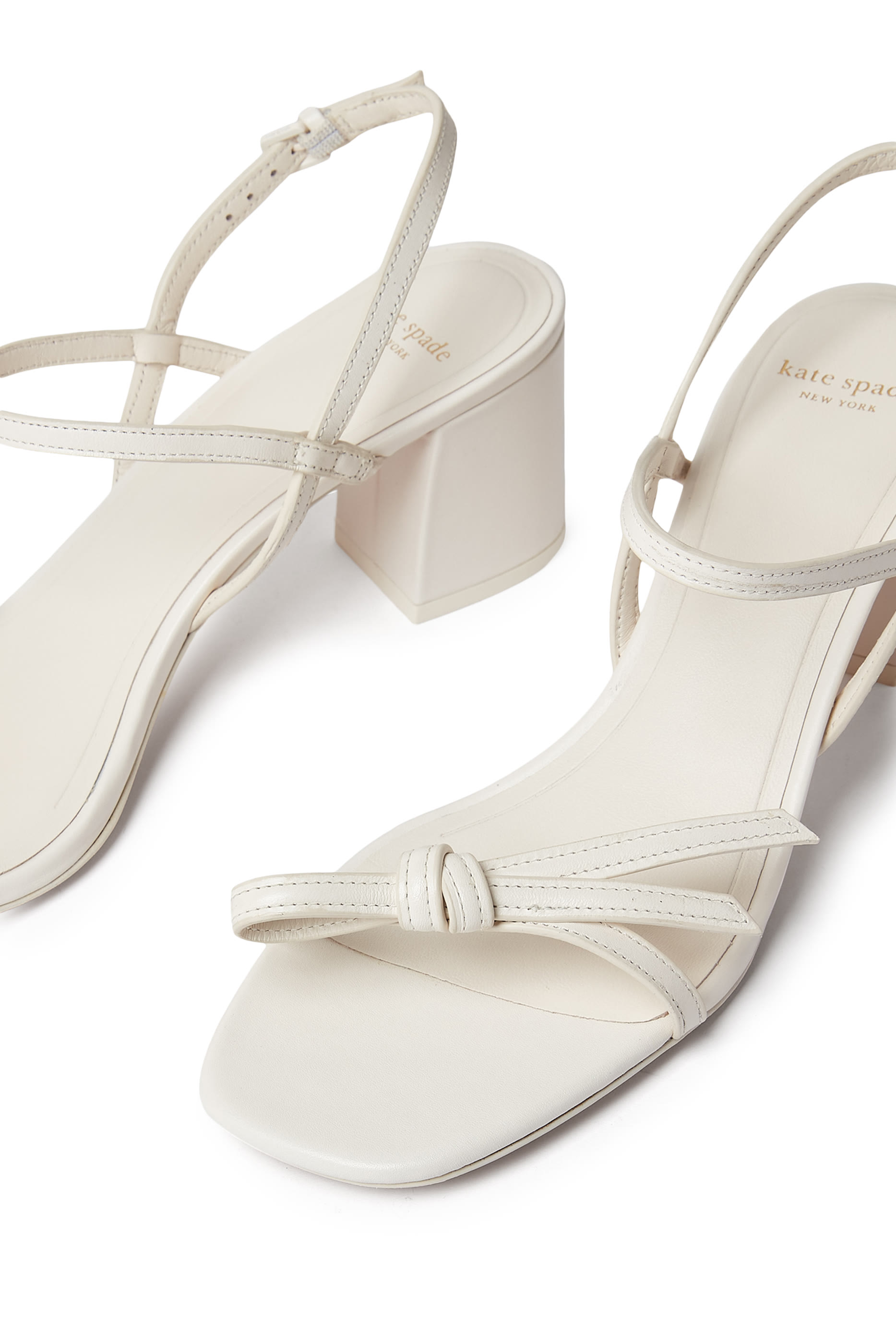 صندل بكعب عريض بتصميم مزين بحلقات جلد ناعم