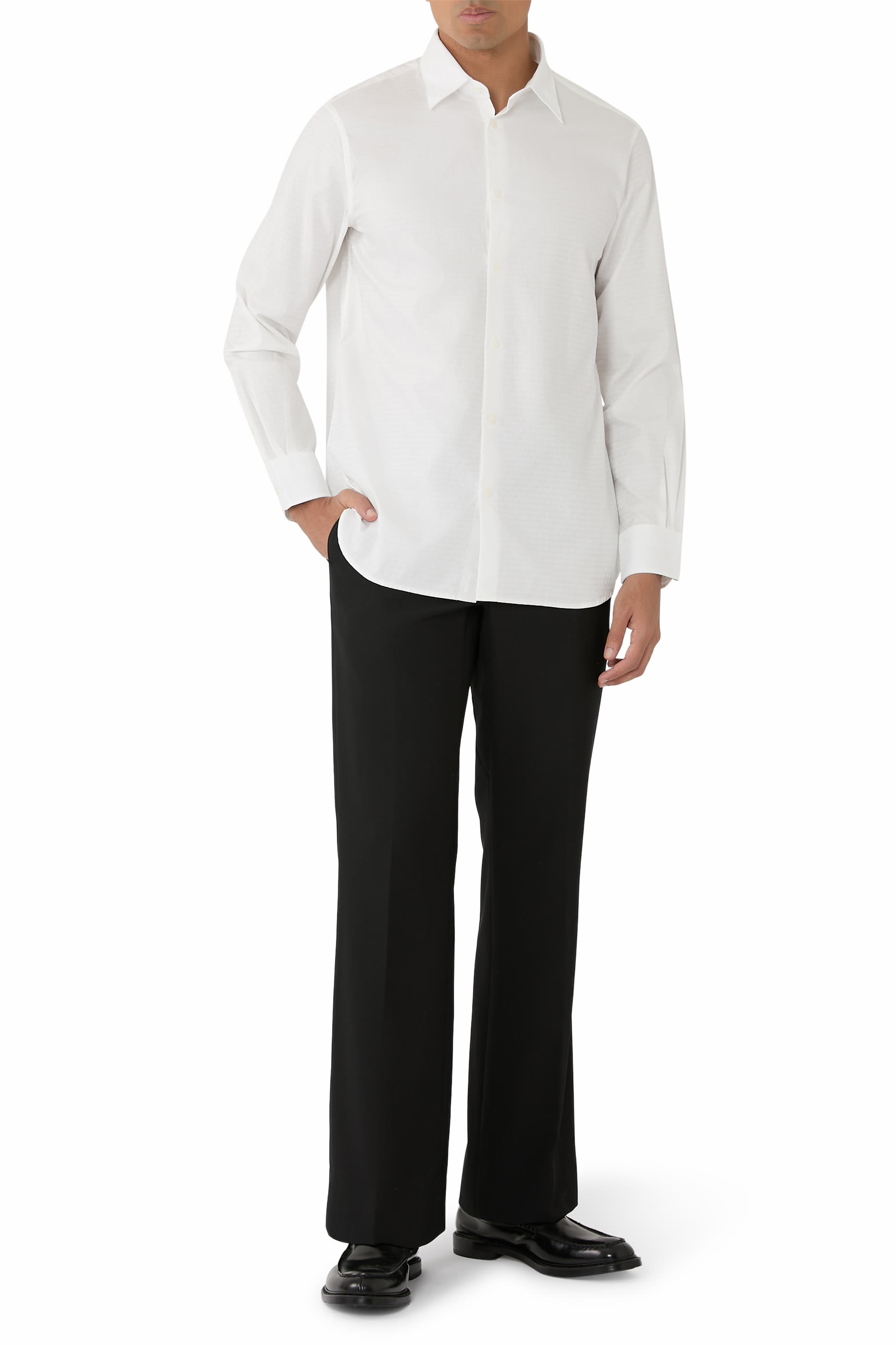 قميص بأكمام طويلة وشعار الماركة بحجم صغير