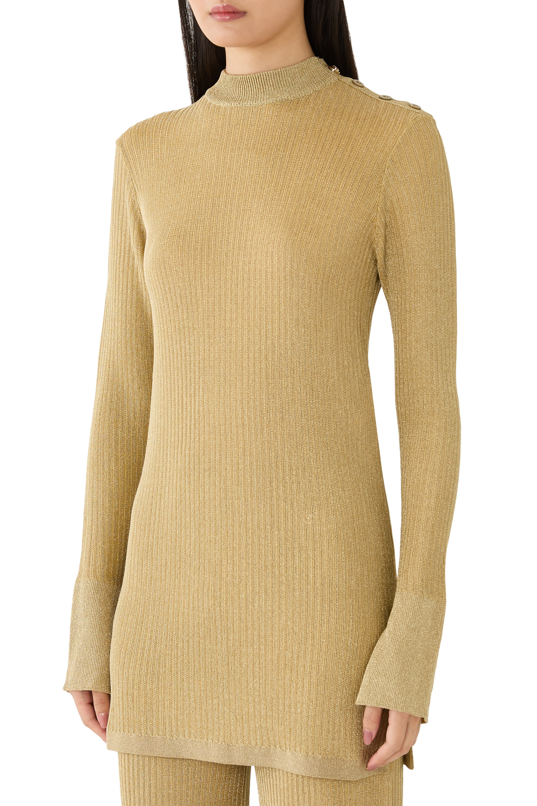 بلوزة بياقة ضيقة وأكمام طويلة