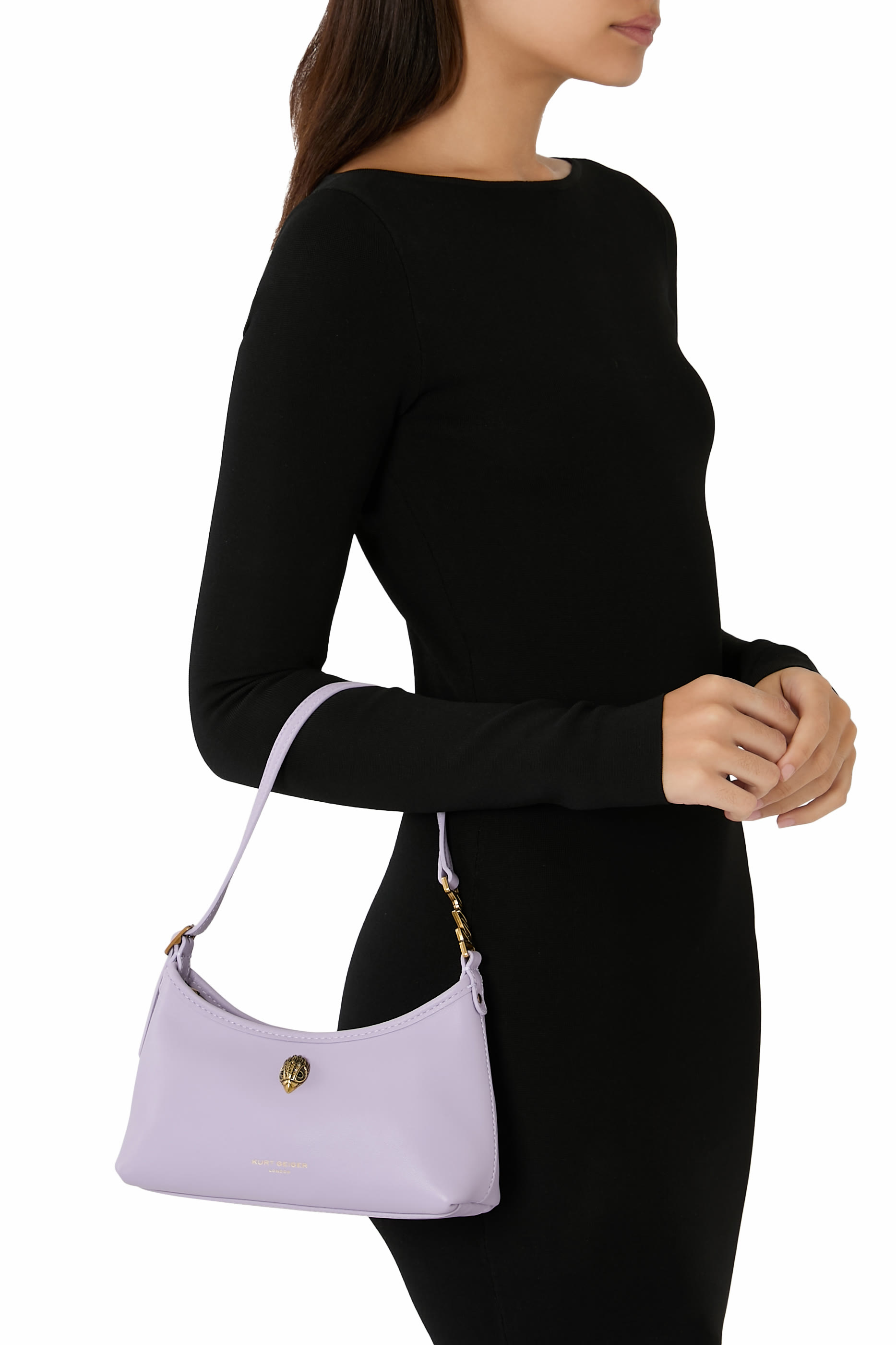 حقيبة بحمالة وشعار الماركة