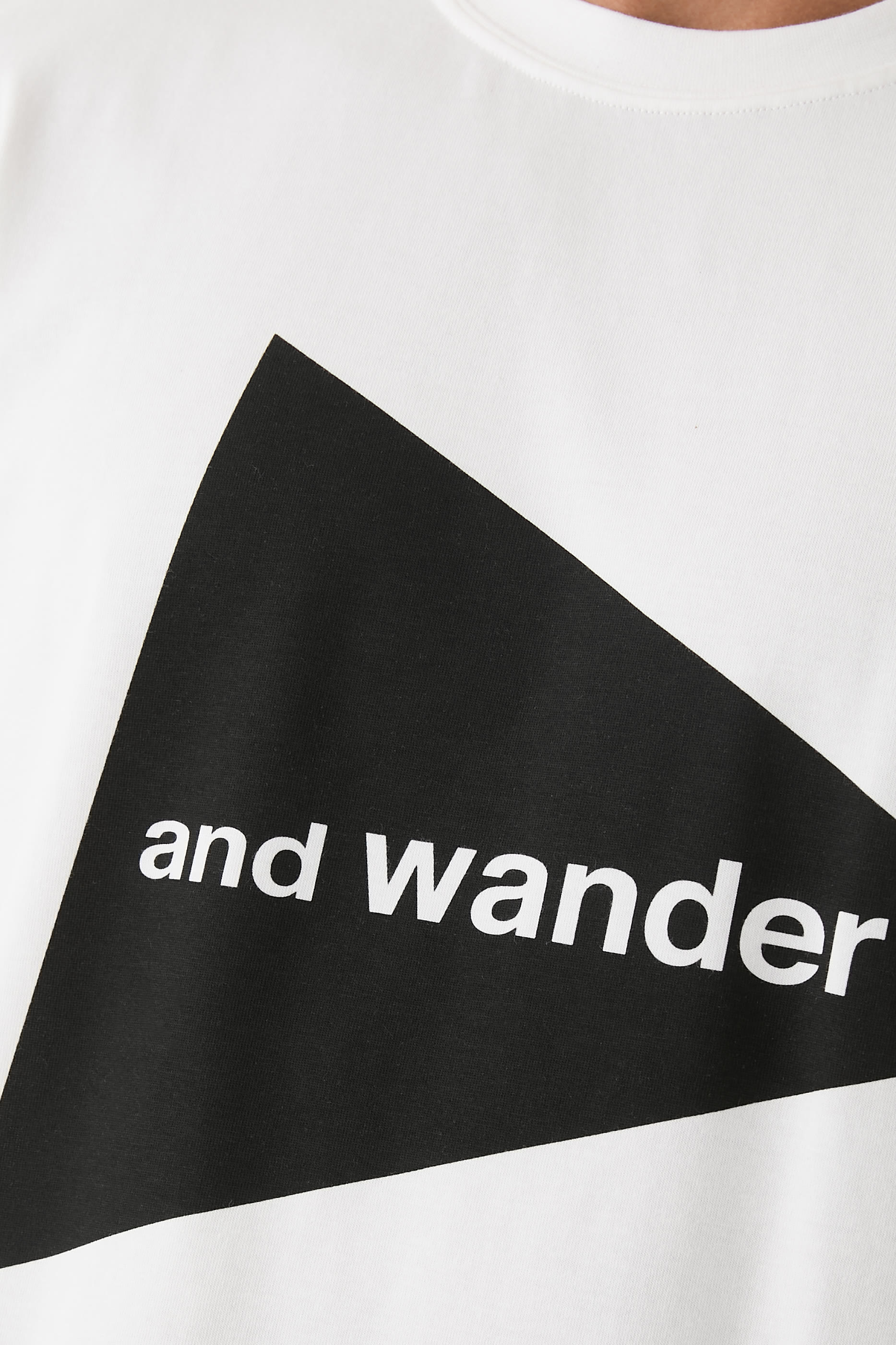 تيشيرت بأكمام قصيرة وشعار الماركة