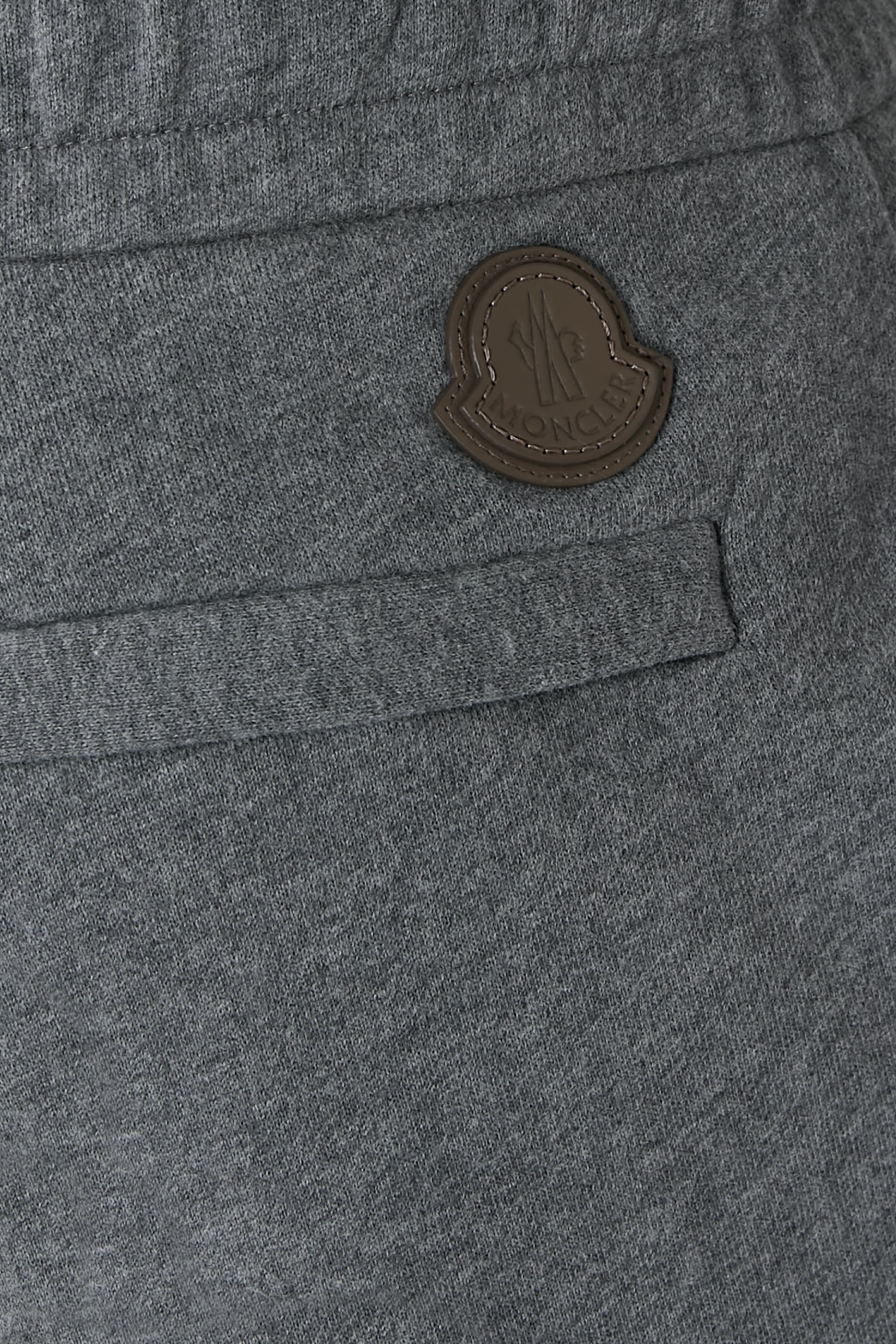 بنطال رياضي بشعار الماركة