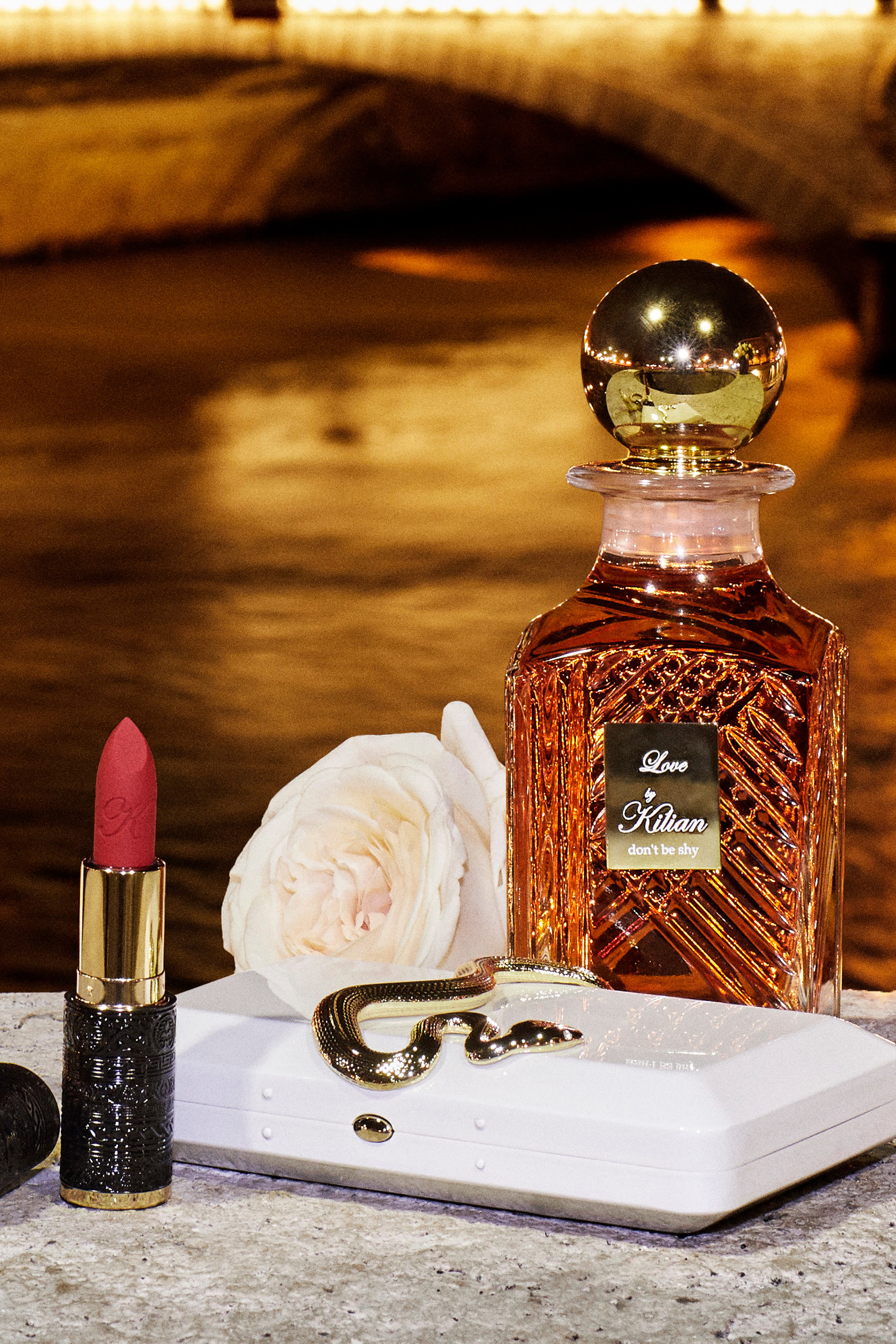 قارورة زجاجية من ماء عطر لوف دونت بي شاي