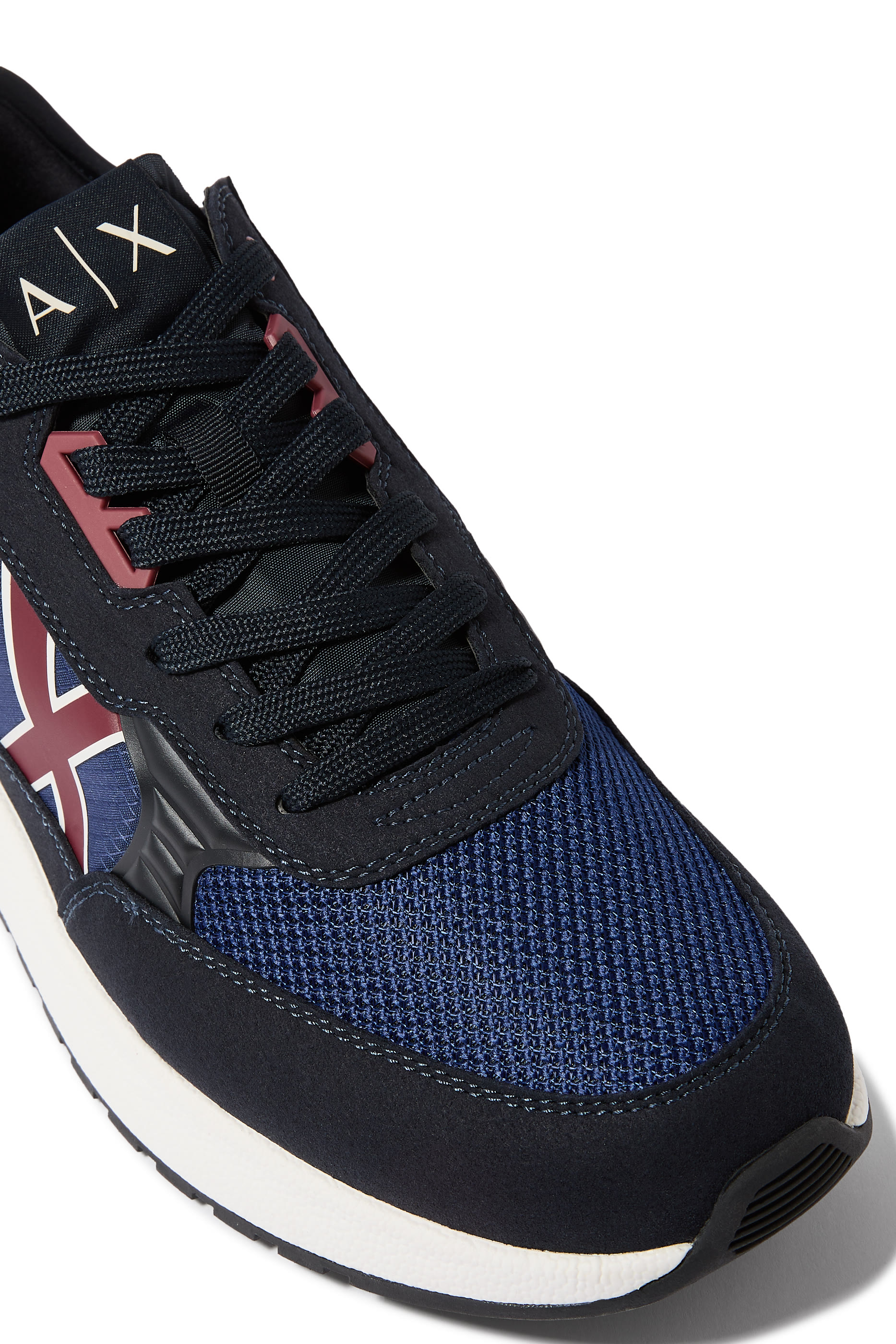 سنيكرز بأربطة وشعار الماركة بملمس بارز